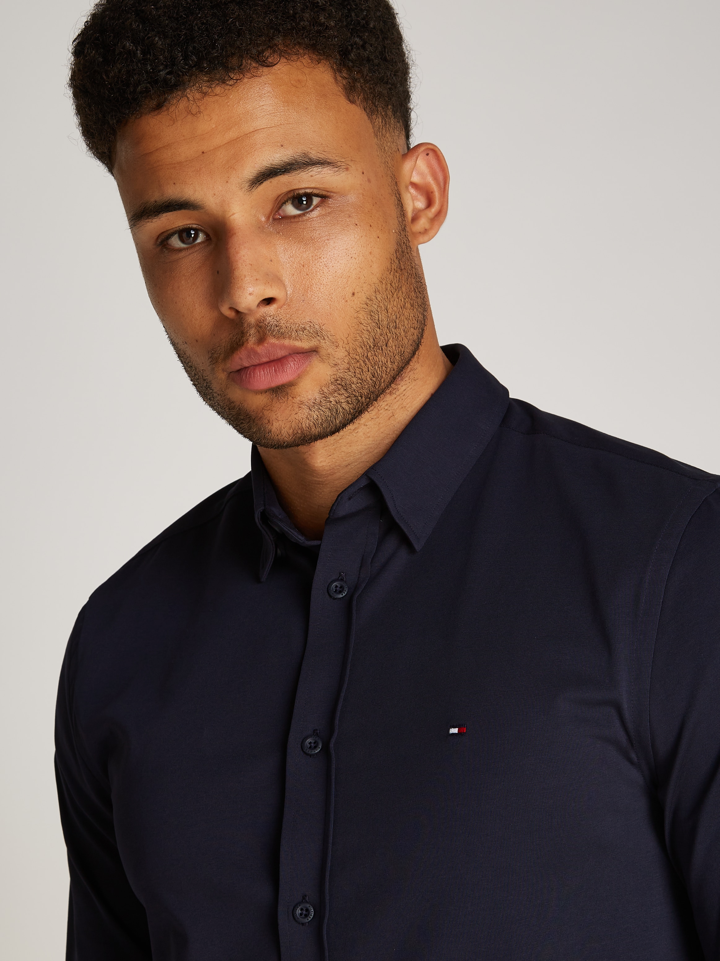 Tommy Hilfiger Businesshemd »PERFORMANCE KNIT SOLID SF SHIRT«, mit Logostickerei