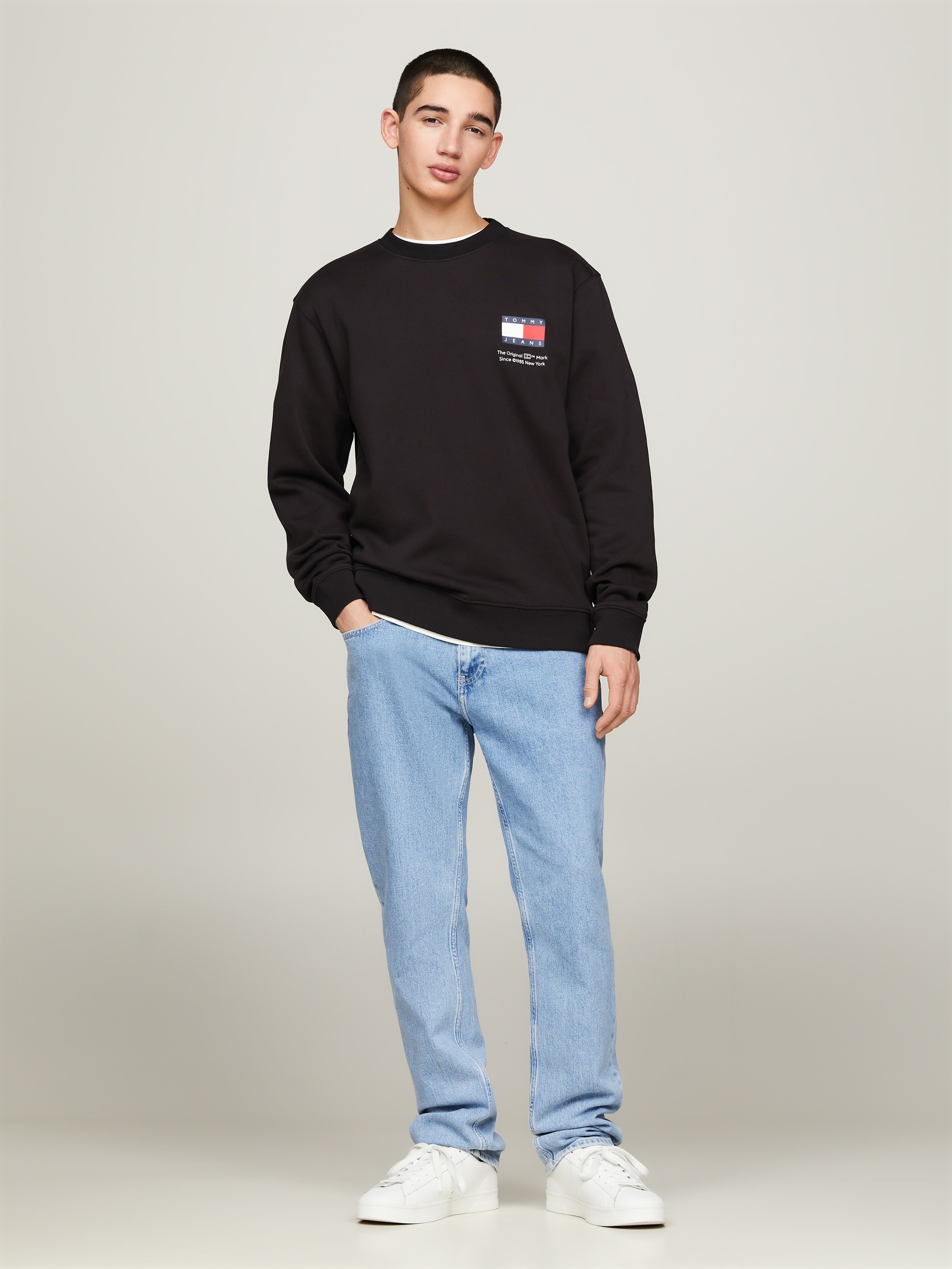 Tommy Jeans Sweatshirt »TJM REG ESSENTIAL FLAG CNECK EXT«, Rundhals-Sweatshirt mit Logo