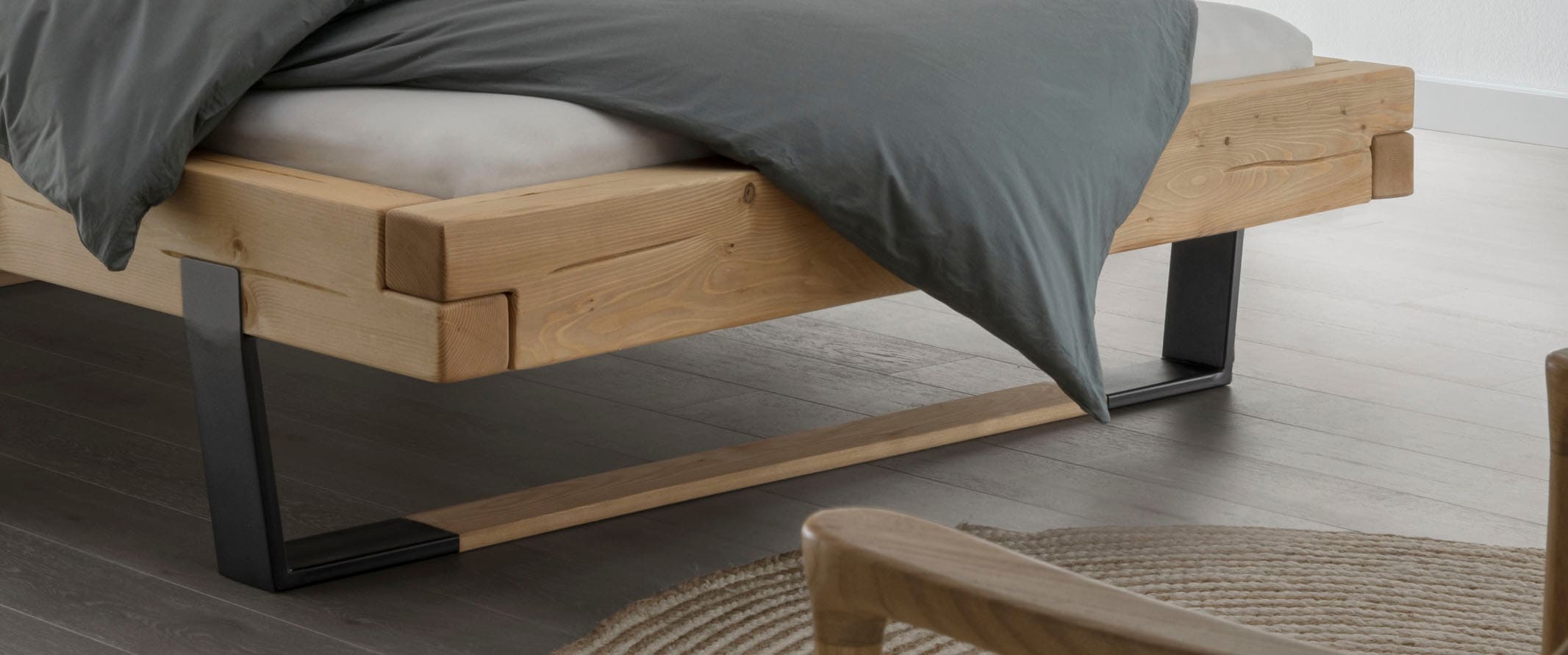 Home affaire Massivholzbett »Ultima Balkenbett Doppelbett, Füsse Metallkufe mit Holzelement«, (hohe Belastbarkeit: 200kg je Seite), FSC®-zertifizierte Wildeiche oder Fichte, viele Breiten zur Auswahl