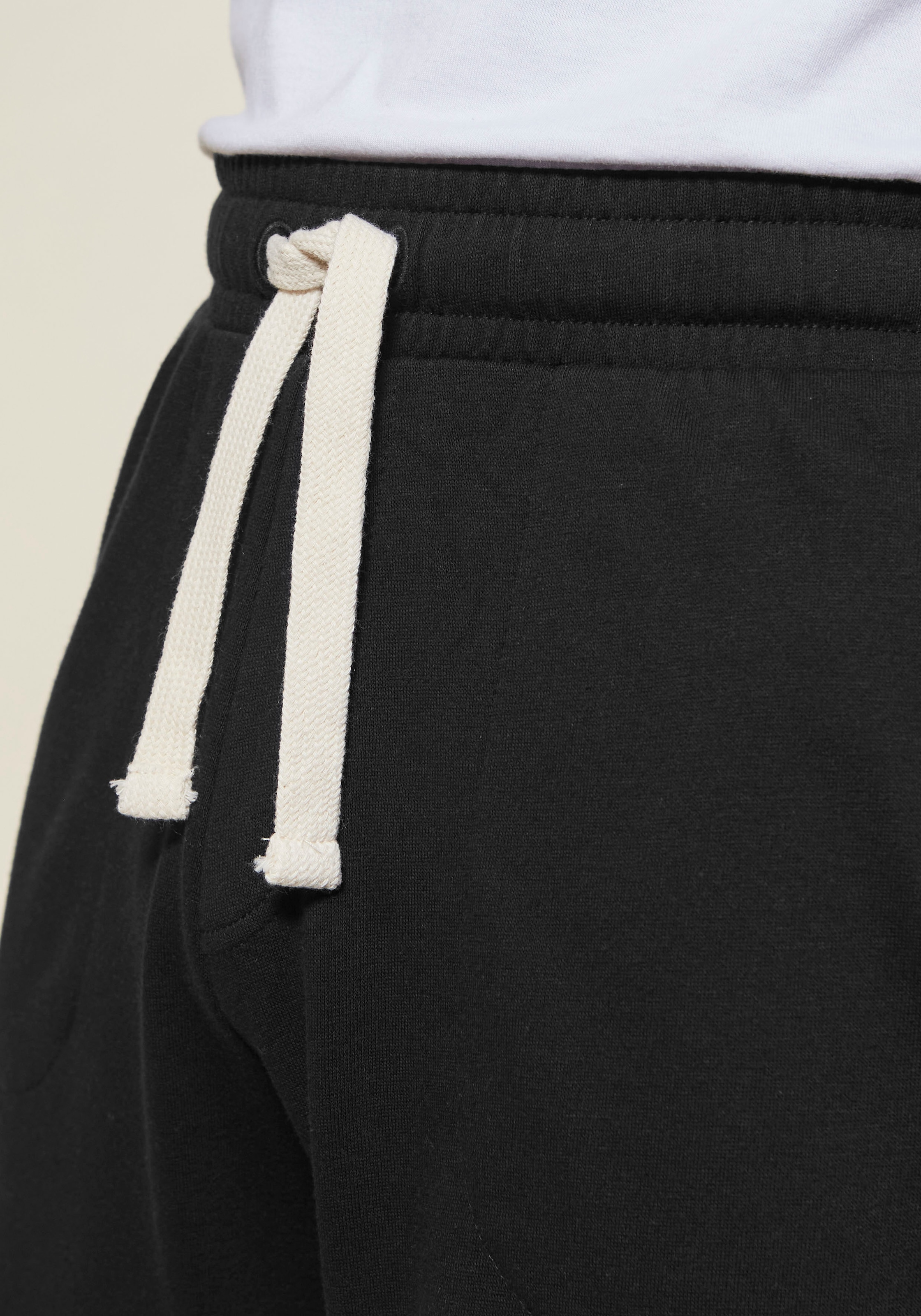 KangaROOS Sweatshorts, seitliche Taschen, kontrast Bänder