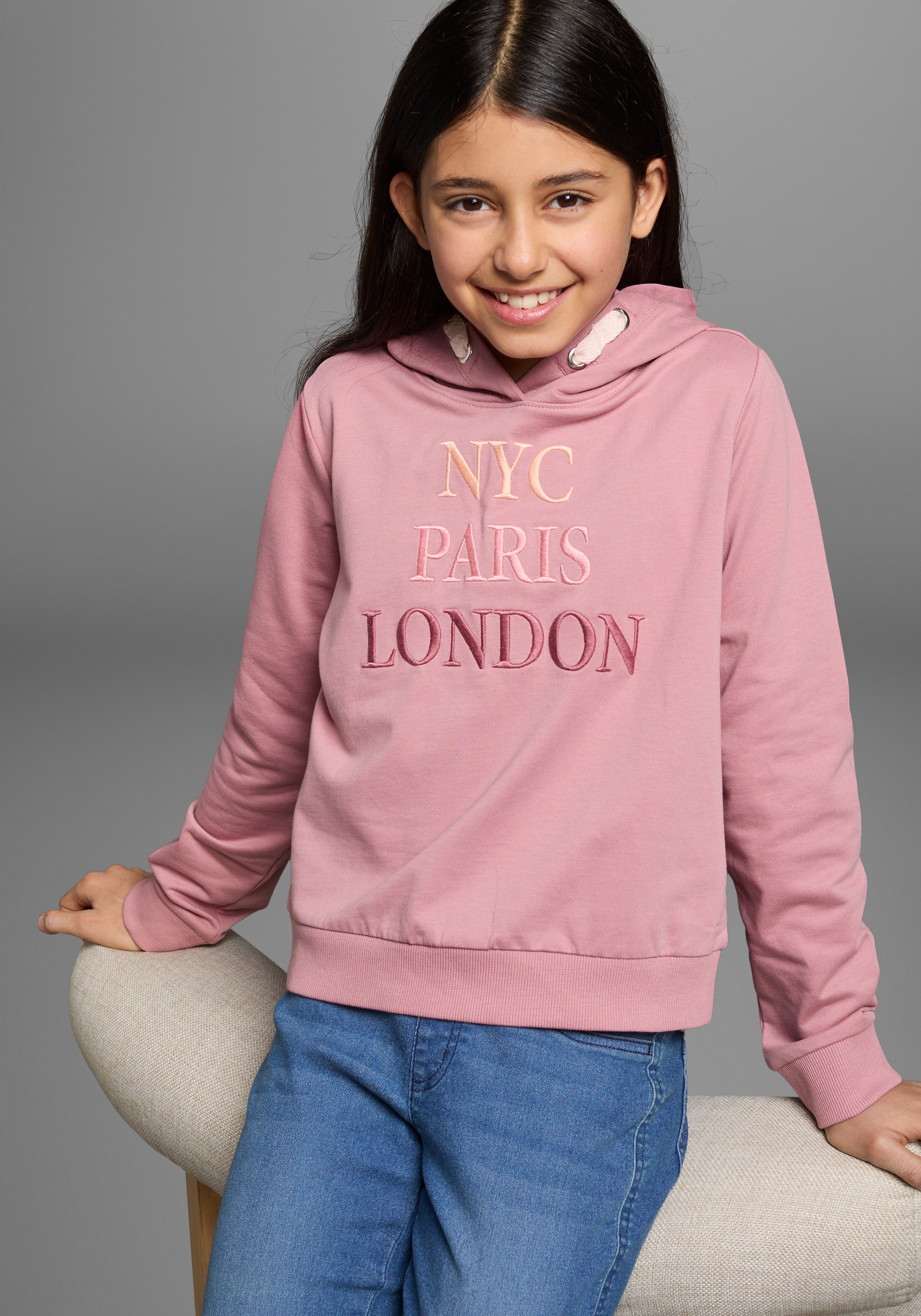 KIDSWORLD Kapuzensweatshirt "NYC Paris London - Stickerei", Langarm, gerade Passform, bedruckt, Kapuze, aus Baumwolle