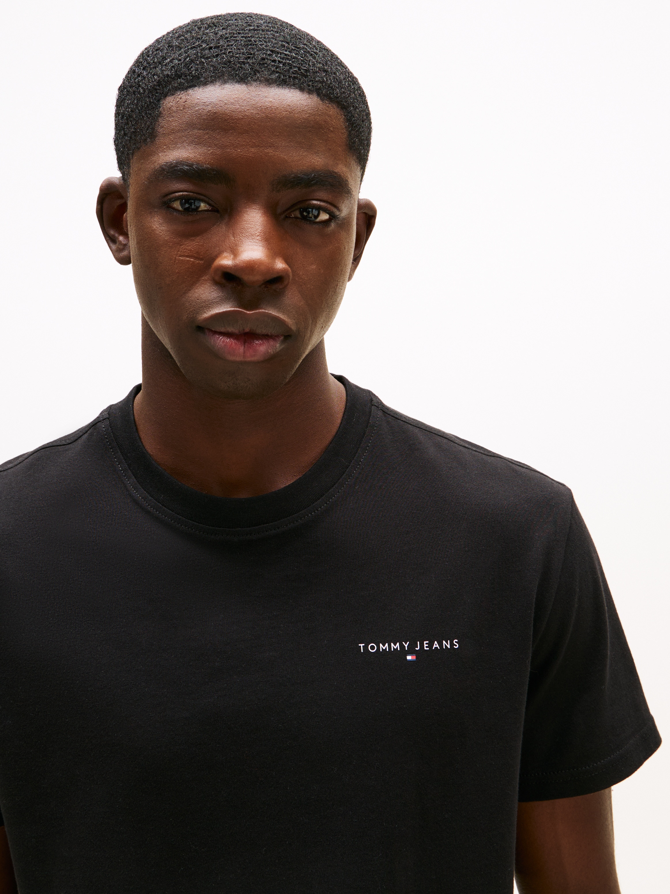 Tommy Jeans T-Shirt »TJM SLIM LINEAR CHEST TEE EXT«, Mit Rundhalsausschnitt