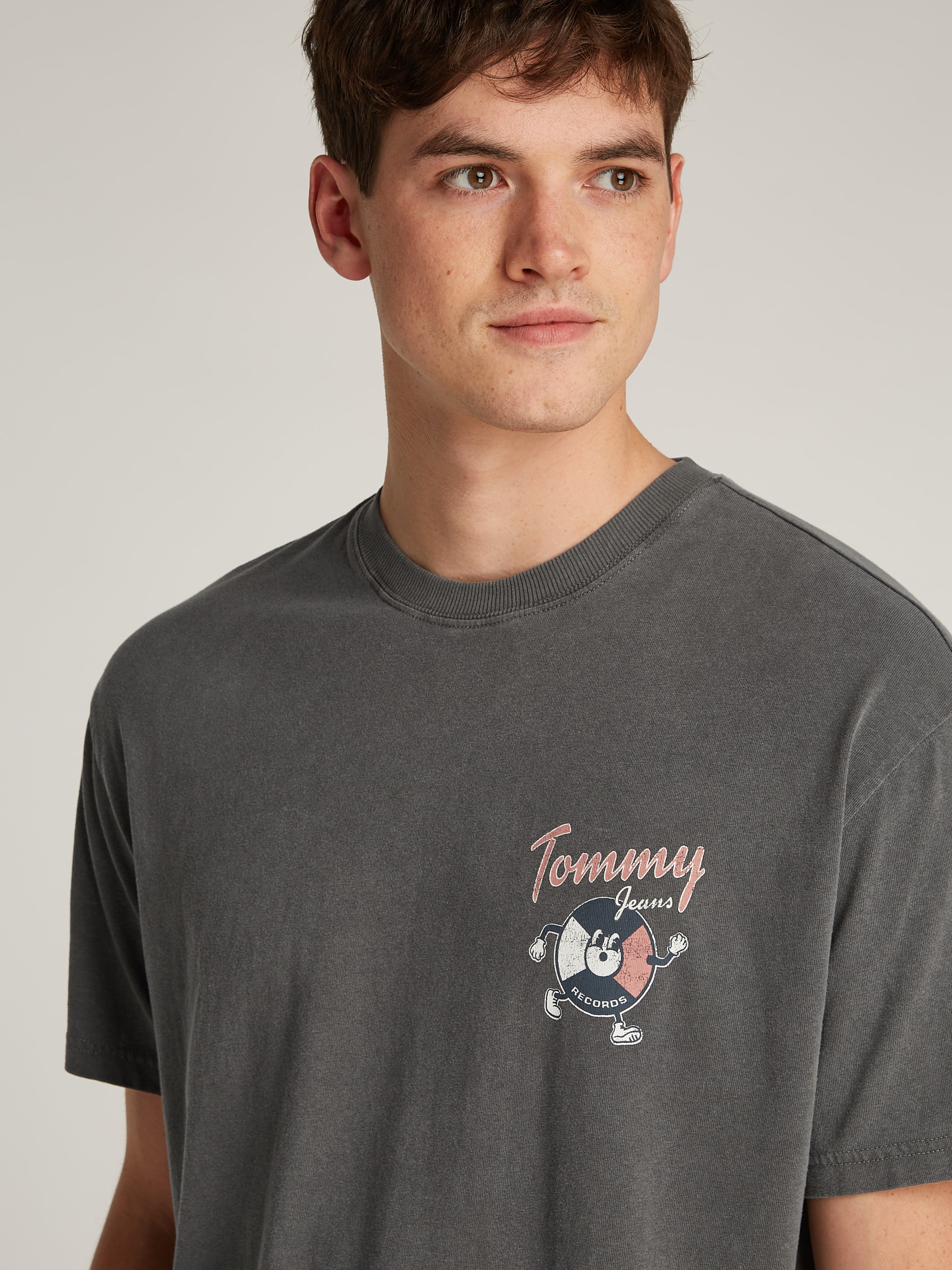 Tommy Jeans T-Shirt »TJM RLX NOVELTY 2 GMD TEE«, mit grossem Logo am Rücken