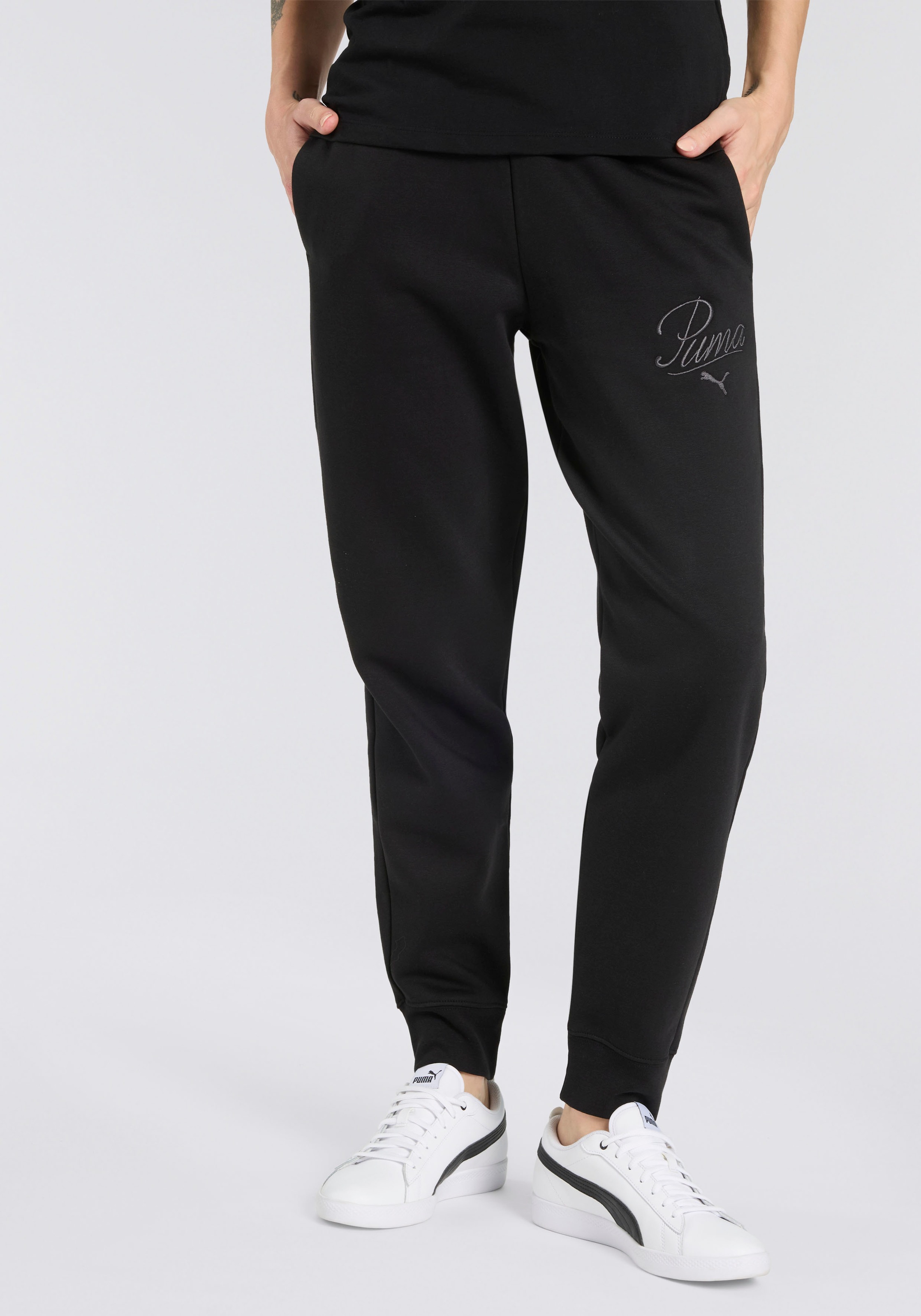 PUMA Trainingshose »ESS SCRIPT SWEATPANTS FL CL« sportlicher Stil, für vielseitige Aktivitäten, mit Eingrifftaschen