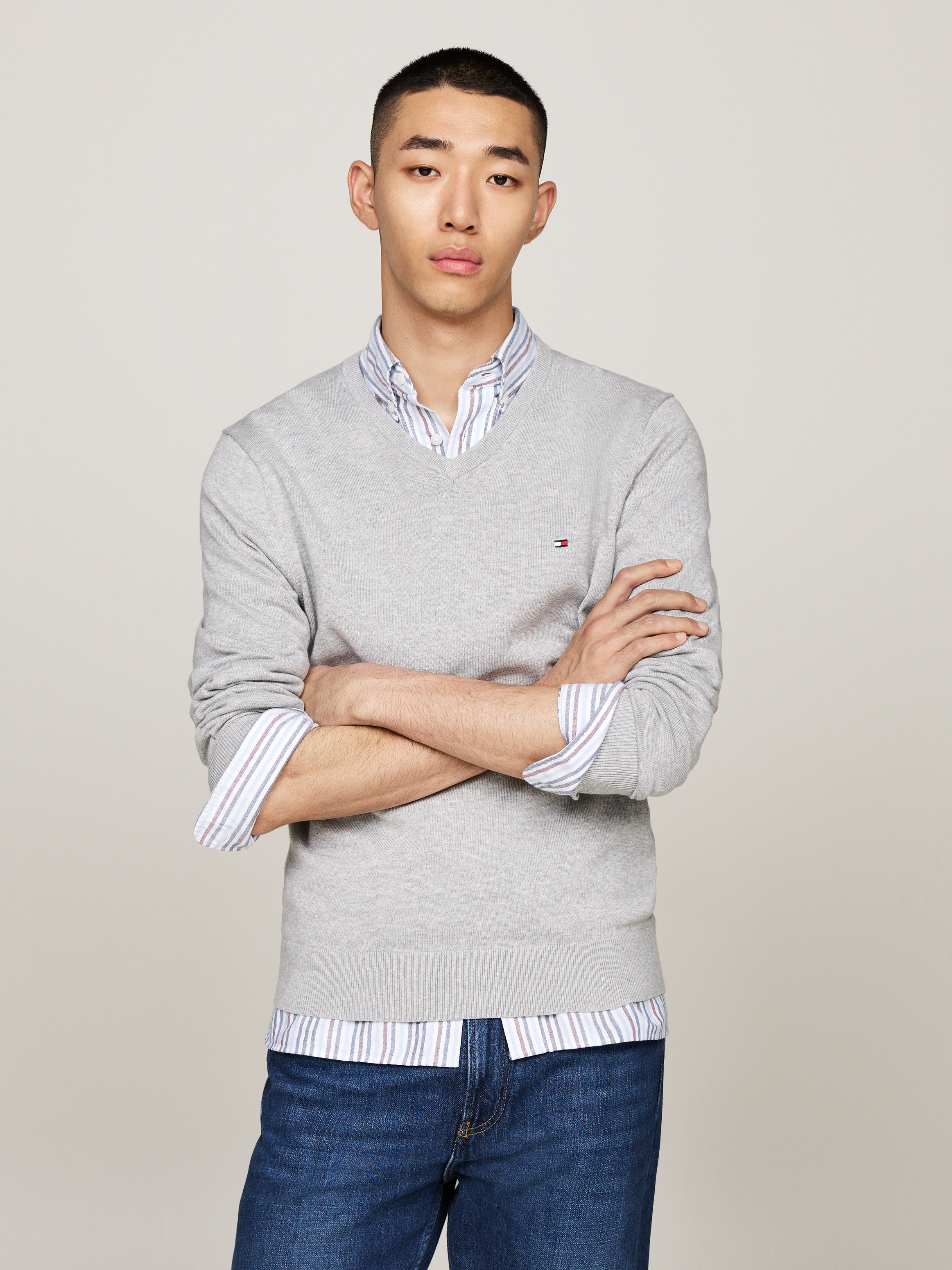 Tommy Hilfiger Strickpullover »ESSENTIAL COTTON V NECK mit V-Ausschnitt und Stickerei« unifarben, casual, regular fit, Baumwolle, V-Ausschnitt