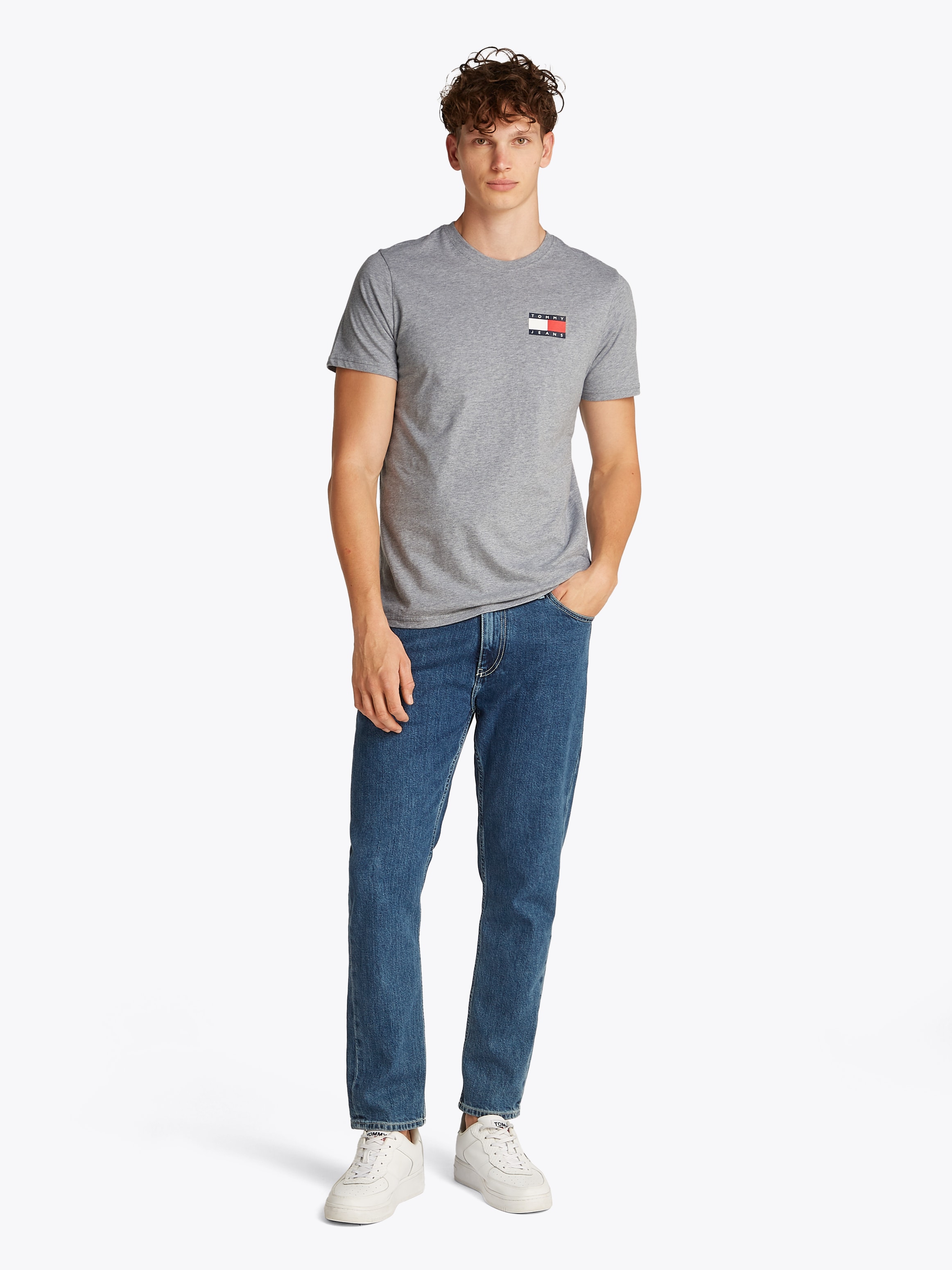 Tommy Jeans T-Shirt »TJM SLIM ESSENTIAL FLAG TEE EXT«, Mit Rundhalsausschnitt