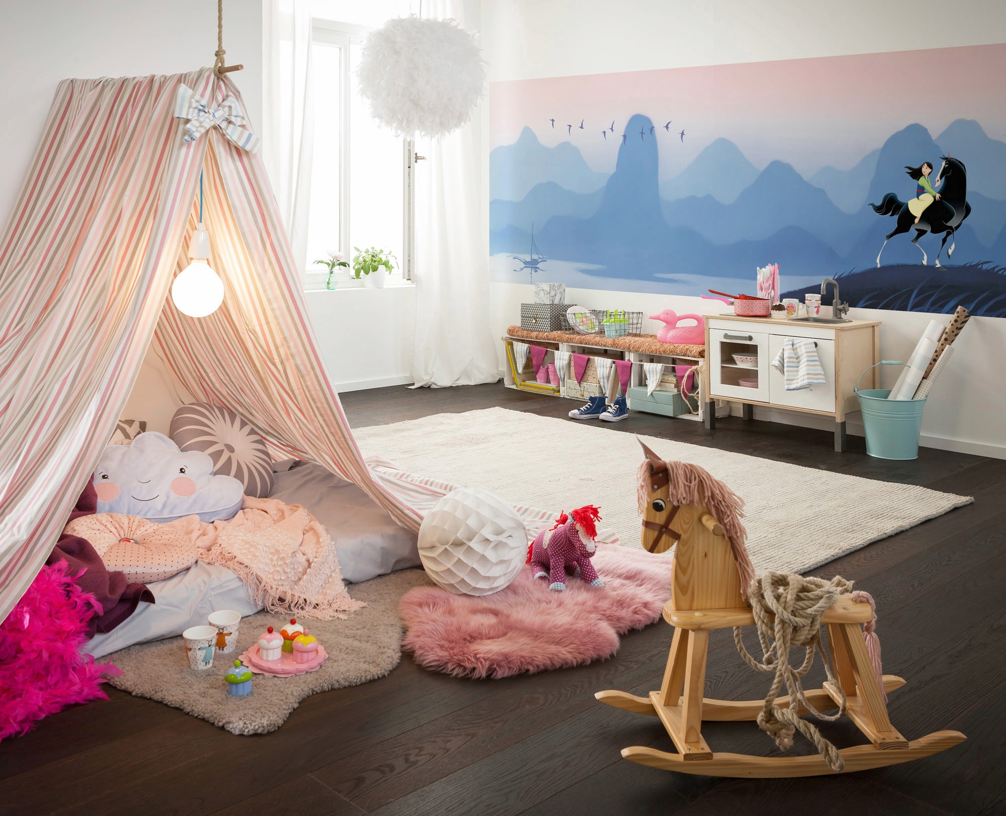 Komar Vliestapete »Digitaldruck Vlies - Mulan Hills - Grösse 300 x 100 cm«, bedruckt, Kinderzimmer