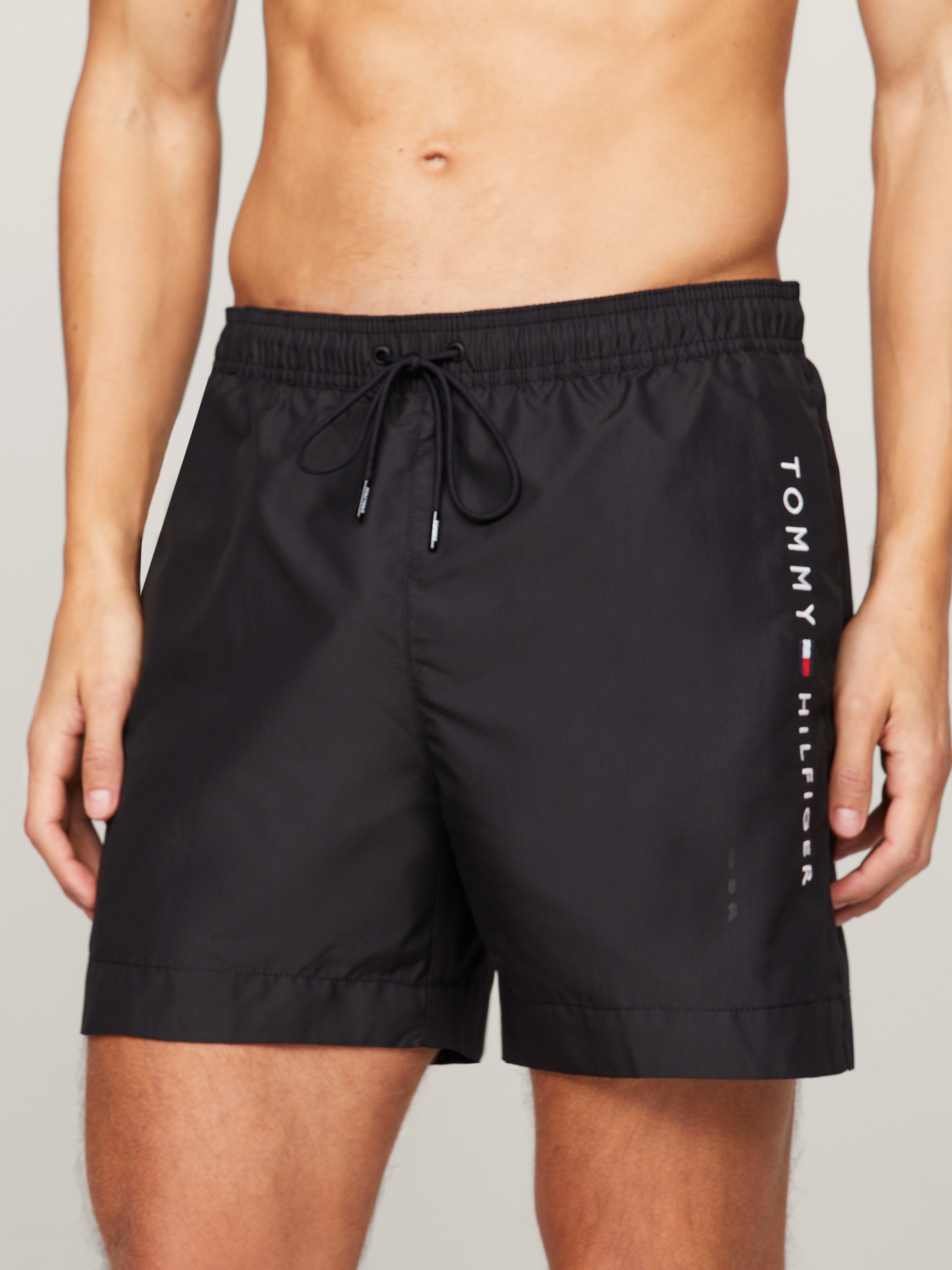 TOMMY HILFIGER Swimwear Badeshorts »MEDIUM DRAWSTRING«, mit Logostickerei