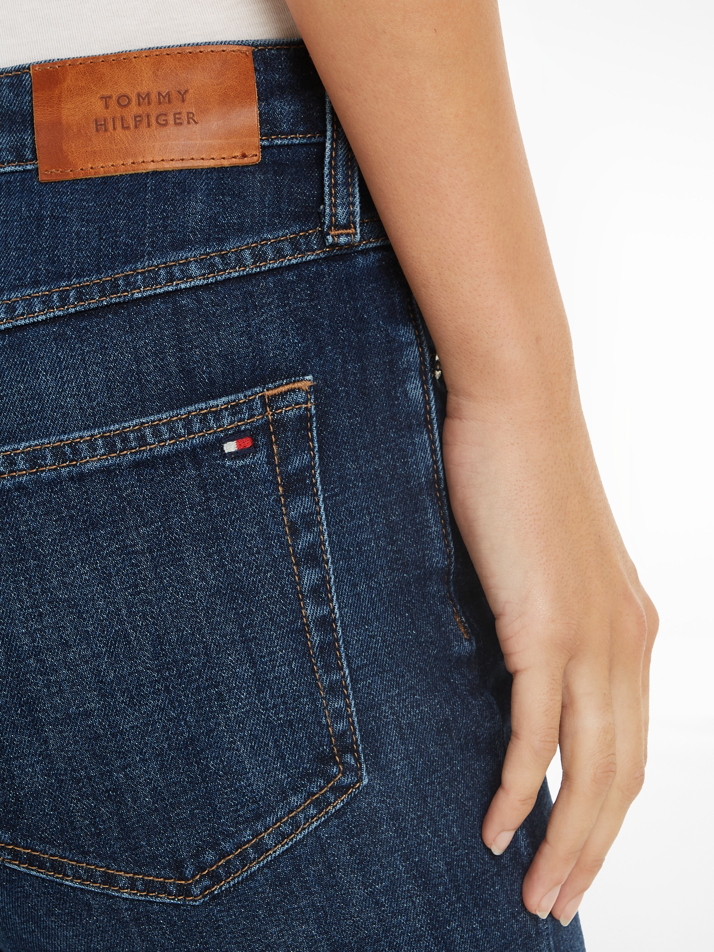Tommy Hilfiger Straight-Jeans »CLASSIC STRAIGHT RW STAY BLACK«, mit Tommy Hilfger Logo-Badge