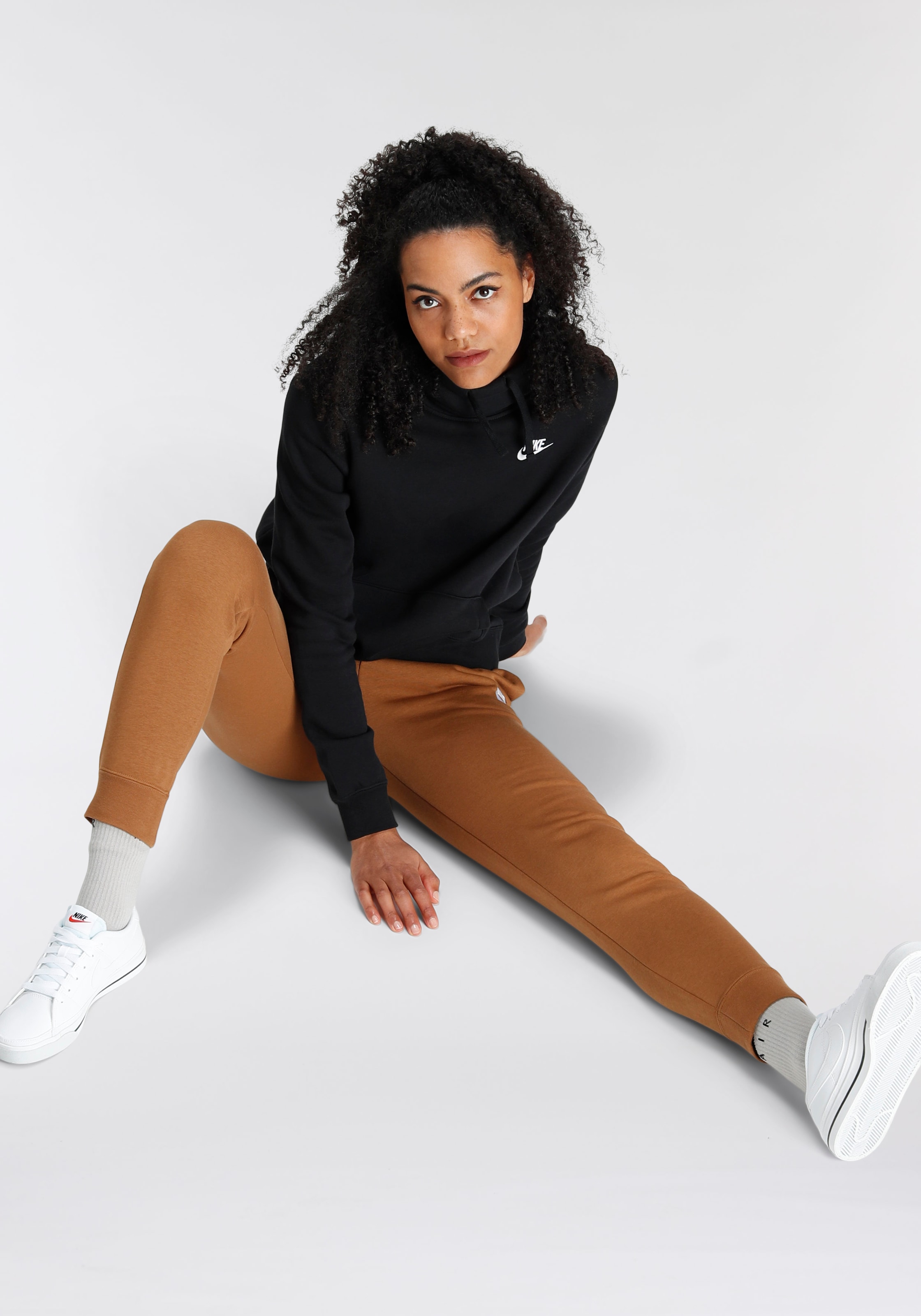 Nike Sportswear Kapuzensweatshirt »Club Fleece Women's Funnel Hoodie«, Damen Kapuzenpullover aus weichem Fleece Material