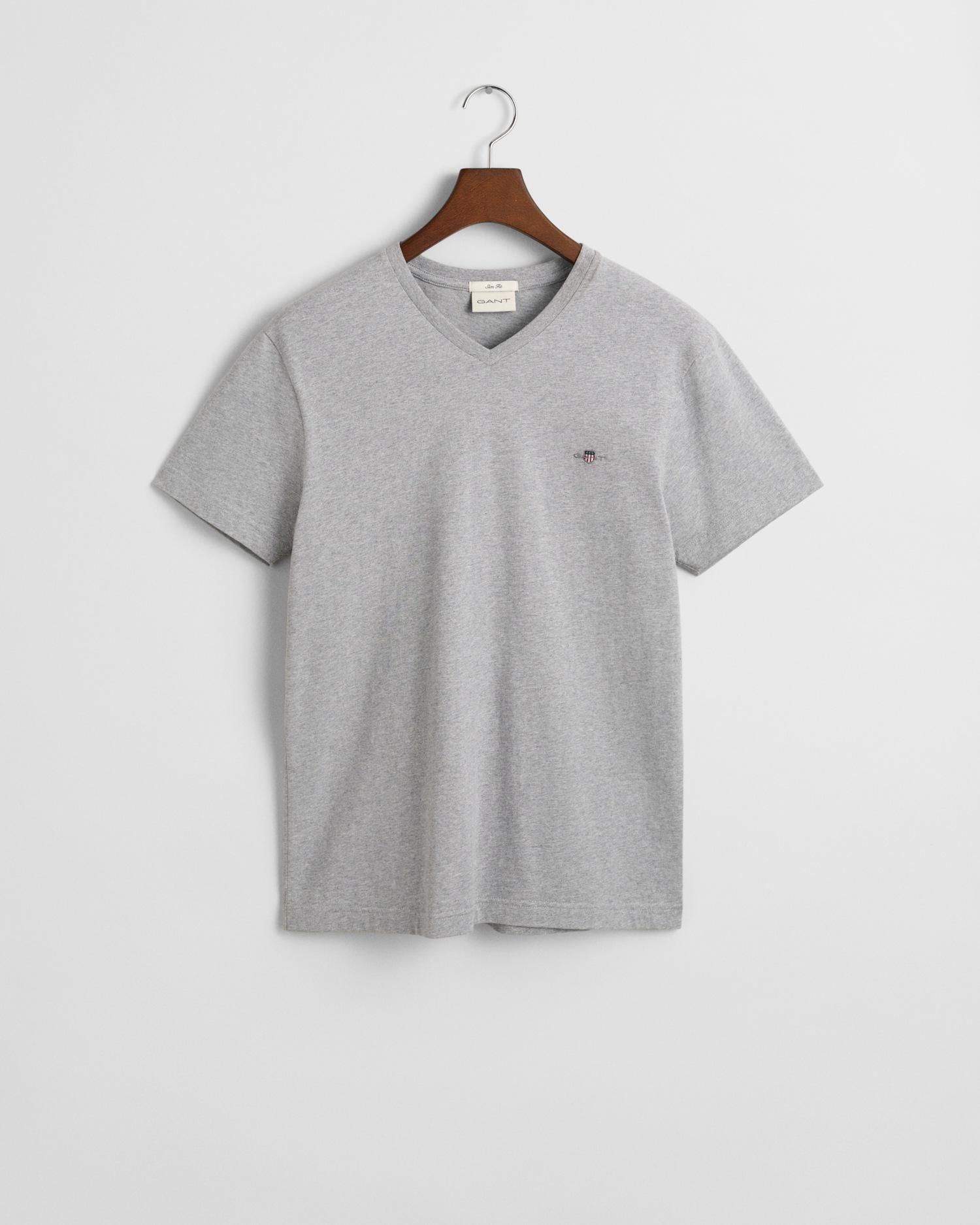 Gant T-Shirt »SLIM SHIELD V-NECK T-SHIRT«, mit einer kleinen Logostickerei auf der Brust