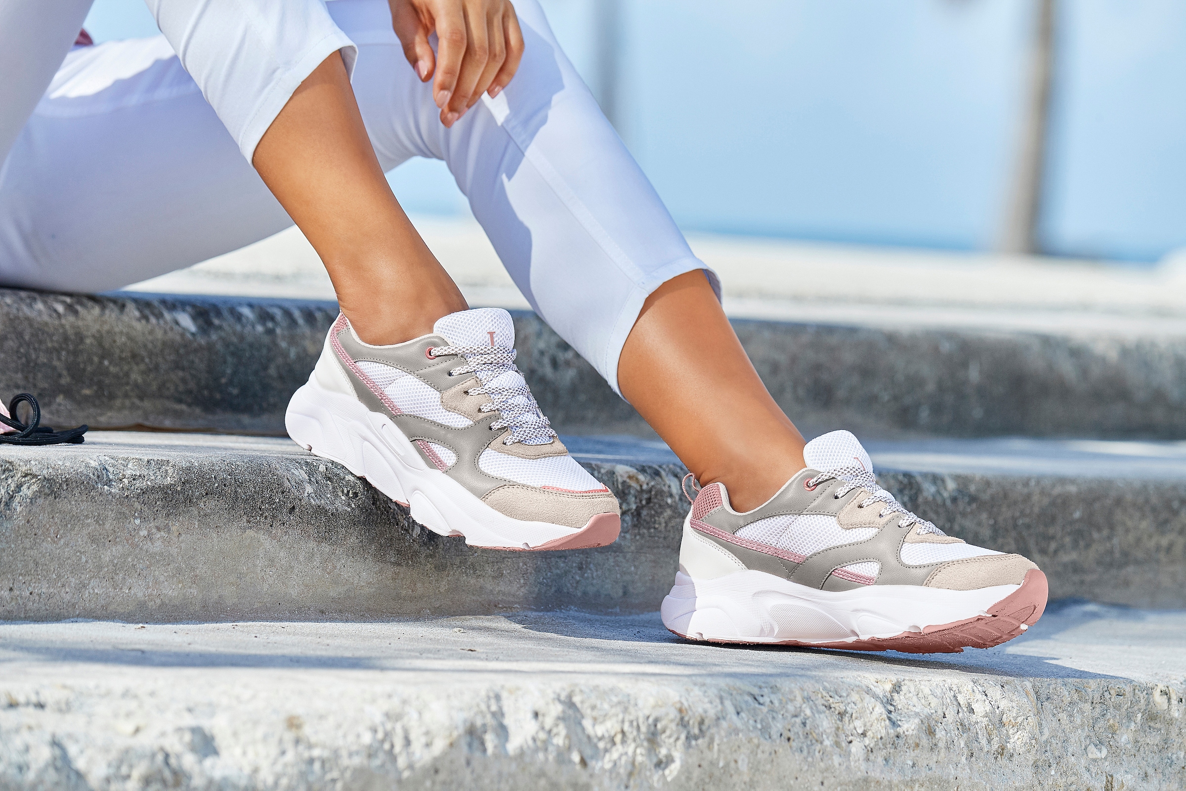 LASCANA Sneaker, mit ultraleichter Chunky-Sohle, Schnürhalbschuh, Freizeitschuh