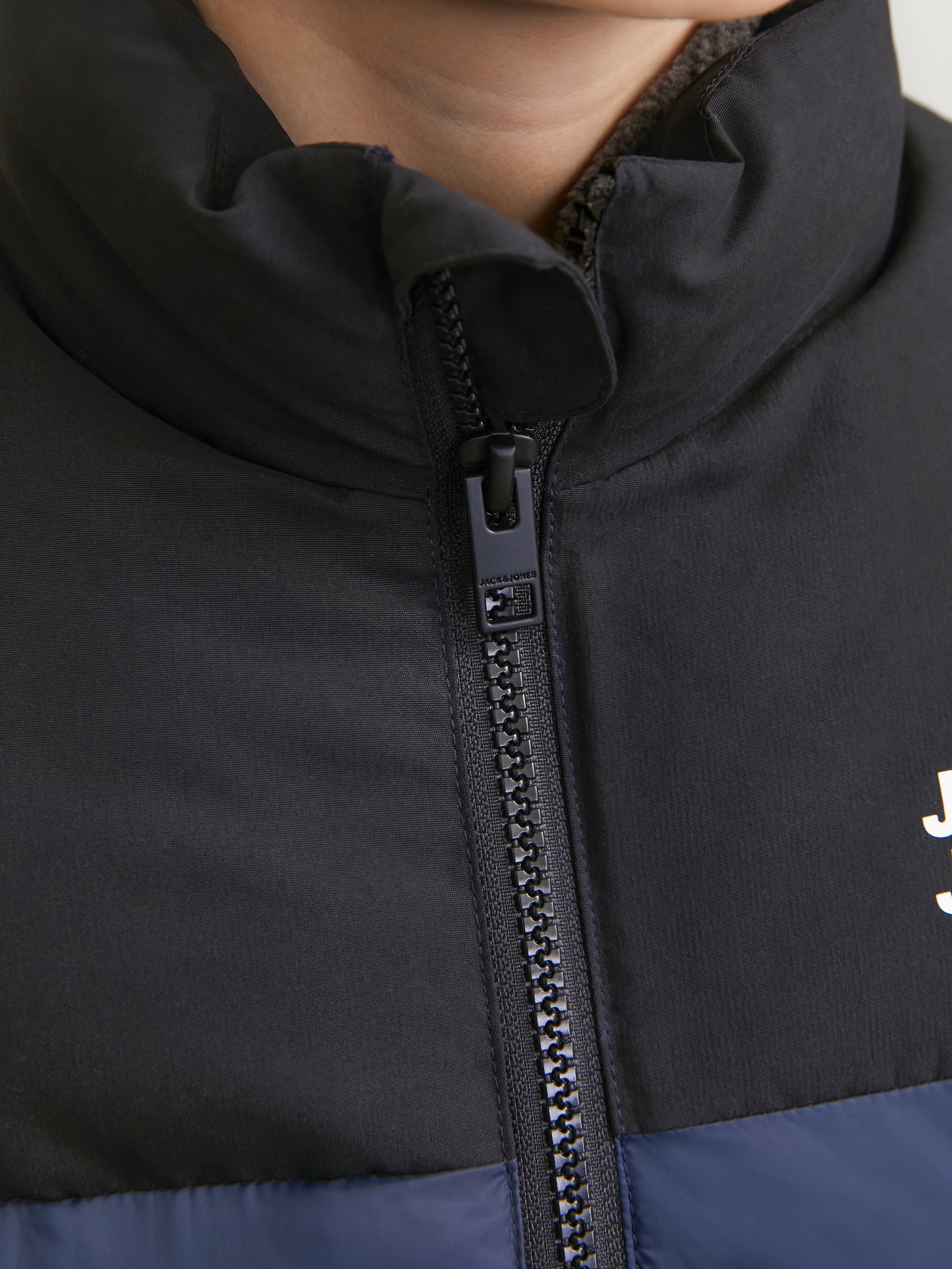 Jack & Jones Junior Kurzweste »JJETOBY einfach kombinierbar, gefüttert, stylisch«, colorblocking, casual, regular fit, Stehkragen