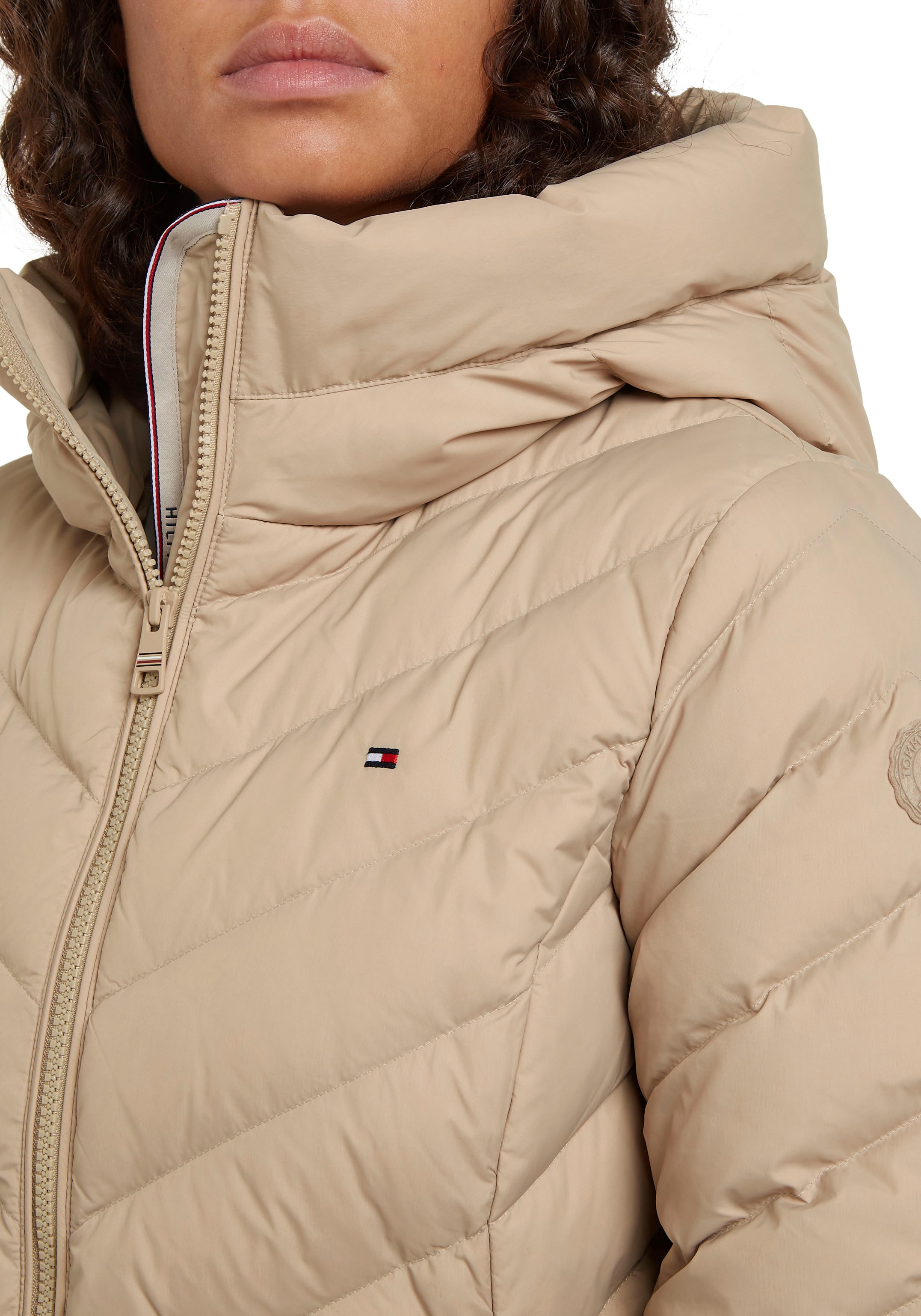 Tommy Hilfiger Steppmantel »CHEVRON MW PADDED COAT«, mit mittelstarker Wattierung und Tommy Hilfiger Markenlabel