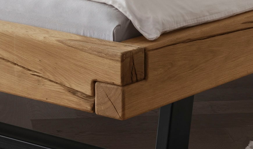 Home affaire Massivholzbett »Ultima Balkenbett Doppelbett, Füsse Metallkufe«, (hohe Belastbarkeit: 200kg je Seite), FSC®-zertifizierte Wildeiche oder Fichte, viele Breiten zur Auswahl