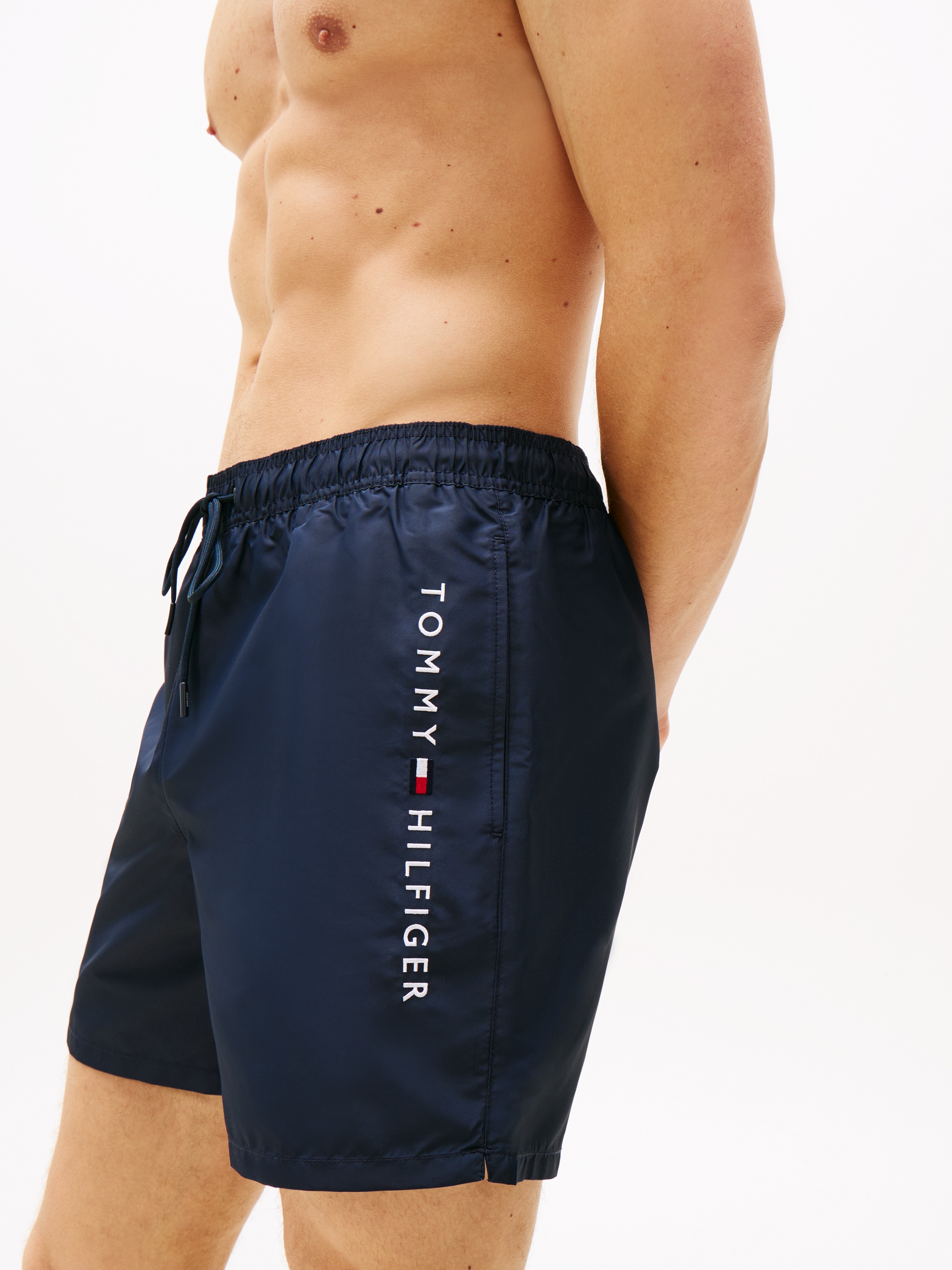 Tommy Hilfiger Swimwear Badeshorts »MEDIUM DRAWSTRING«, mit Logostickerei an der Hüfte