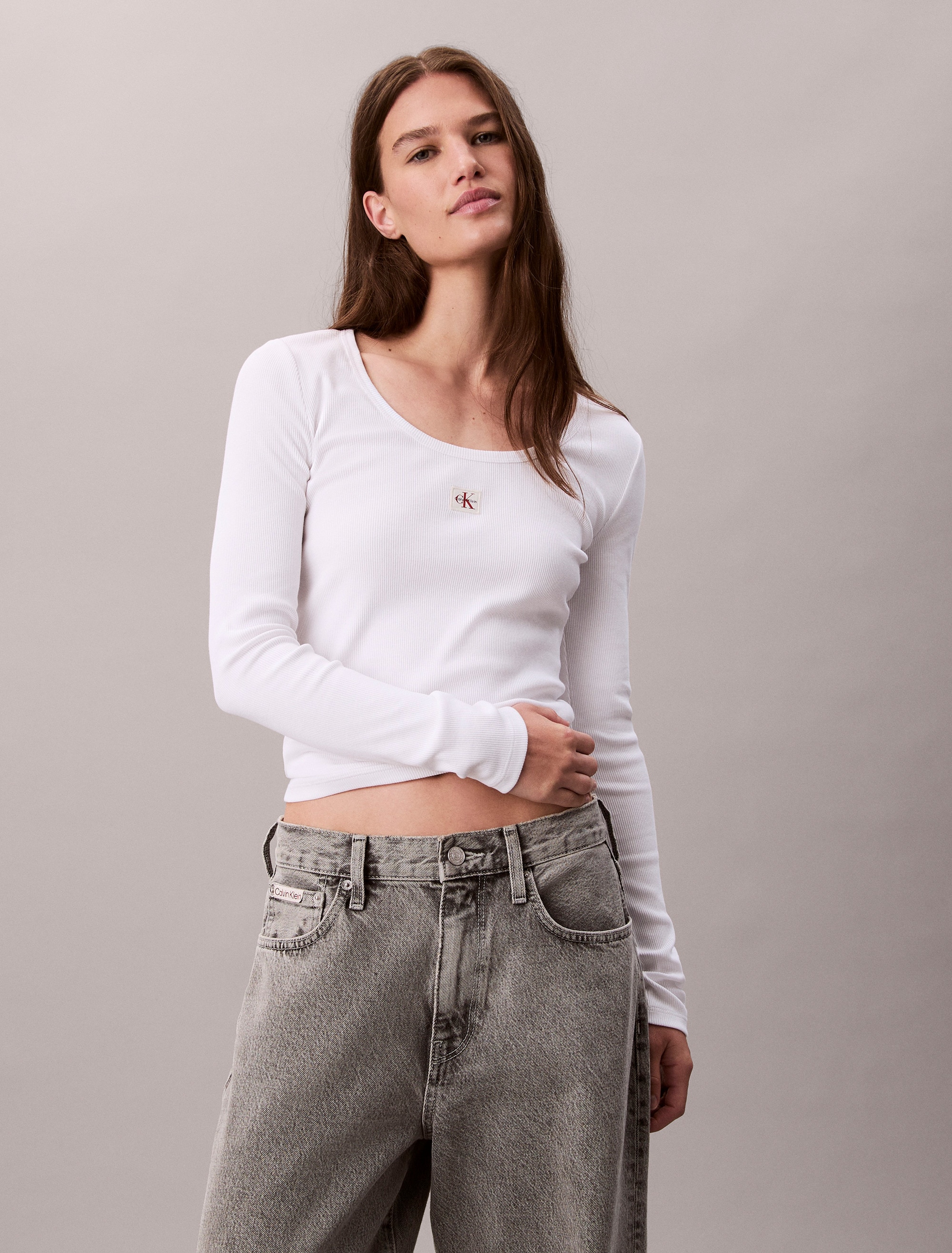 Calvin Klein Jeans Langarmshirt »LS WOVEN LABEL 2X2 RIB SCOOP NEC« Mit Rundhalsausschnitt, regular fit