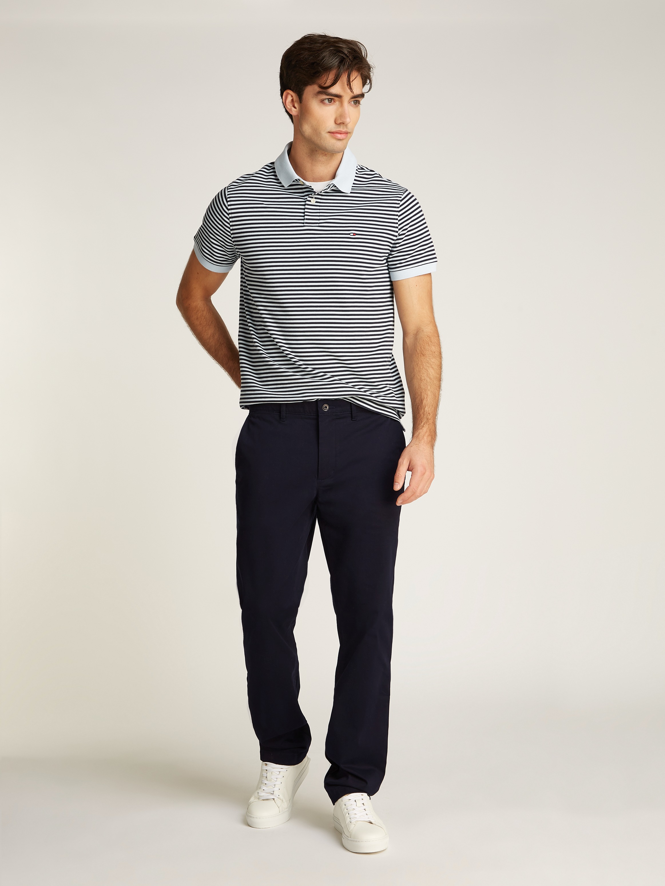 Tommy Hilfiger Chinohose »DENTON CHINO SATIN«, mit Gesässtaschen mit Knopf, Logostickerei