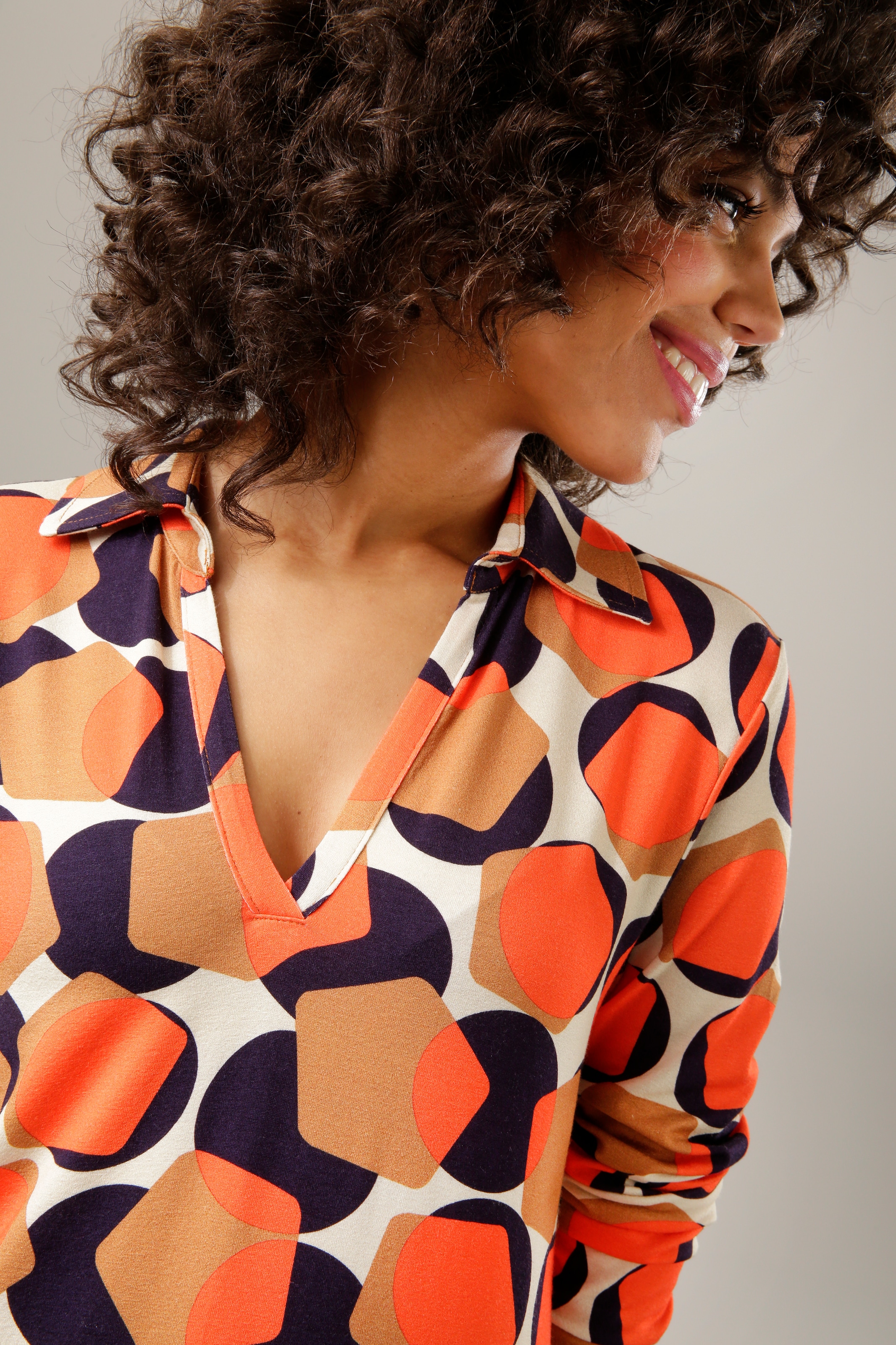 trendigem CASUAL Unikat Jelmoli-Versand mit online kaufen - jedes Shirtbluse, ein Retro-Muster Aniston Teil |