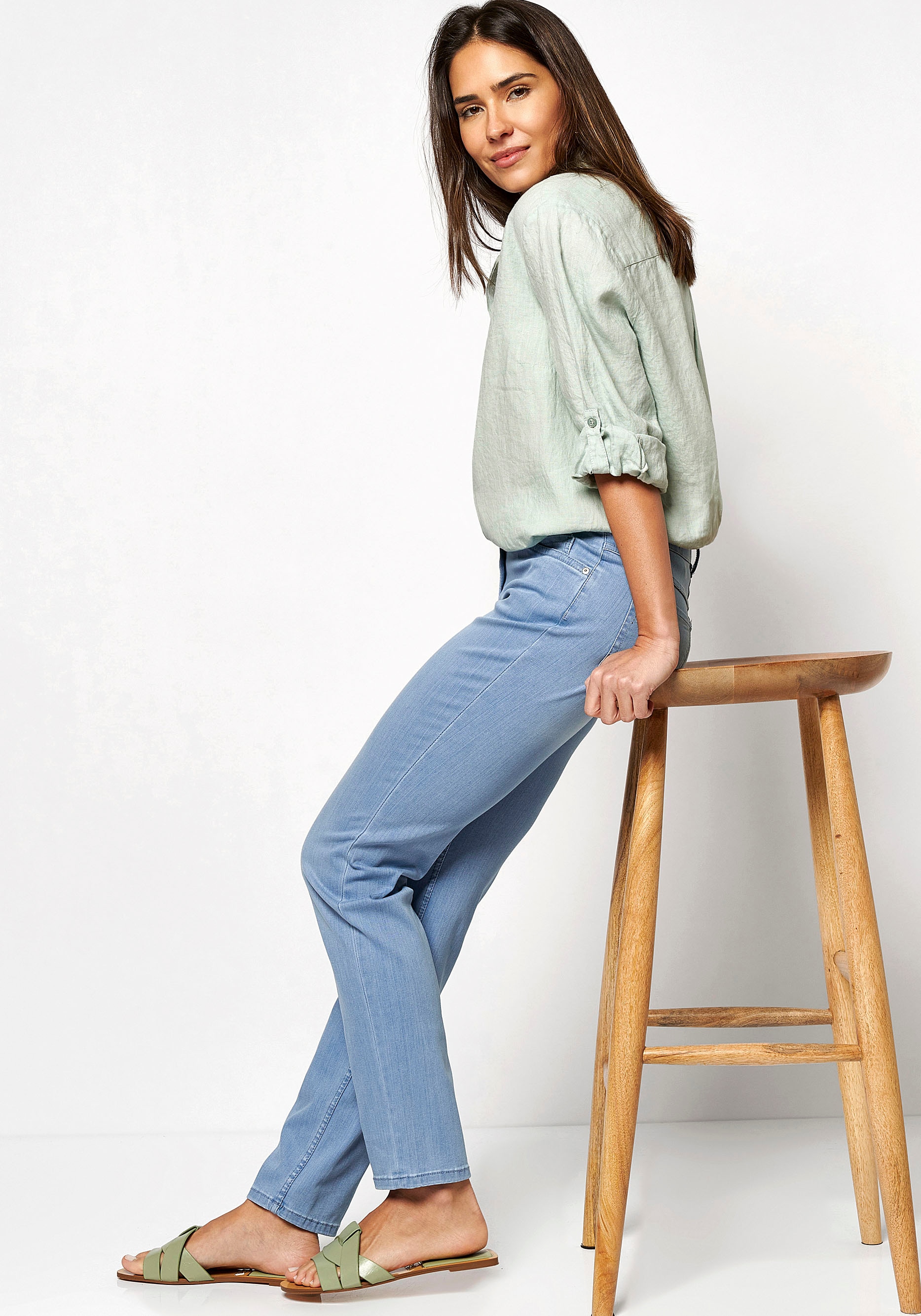 TONI Straight-Jeans »Perfect Shape Straight«, mit Gesässtaschen mit aufwendiger Verzierung