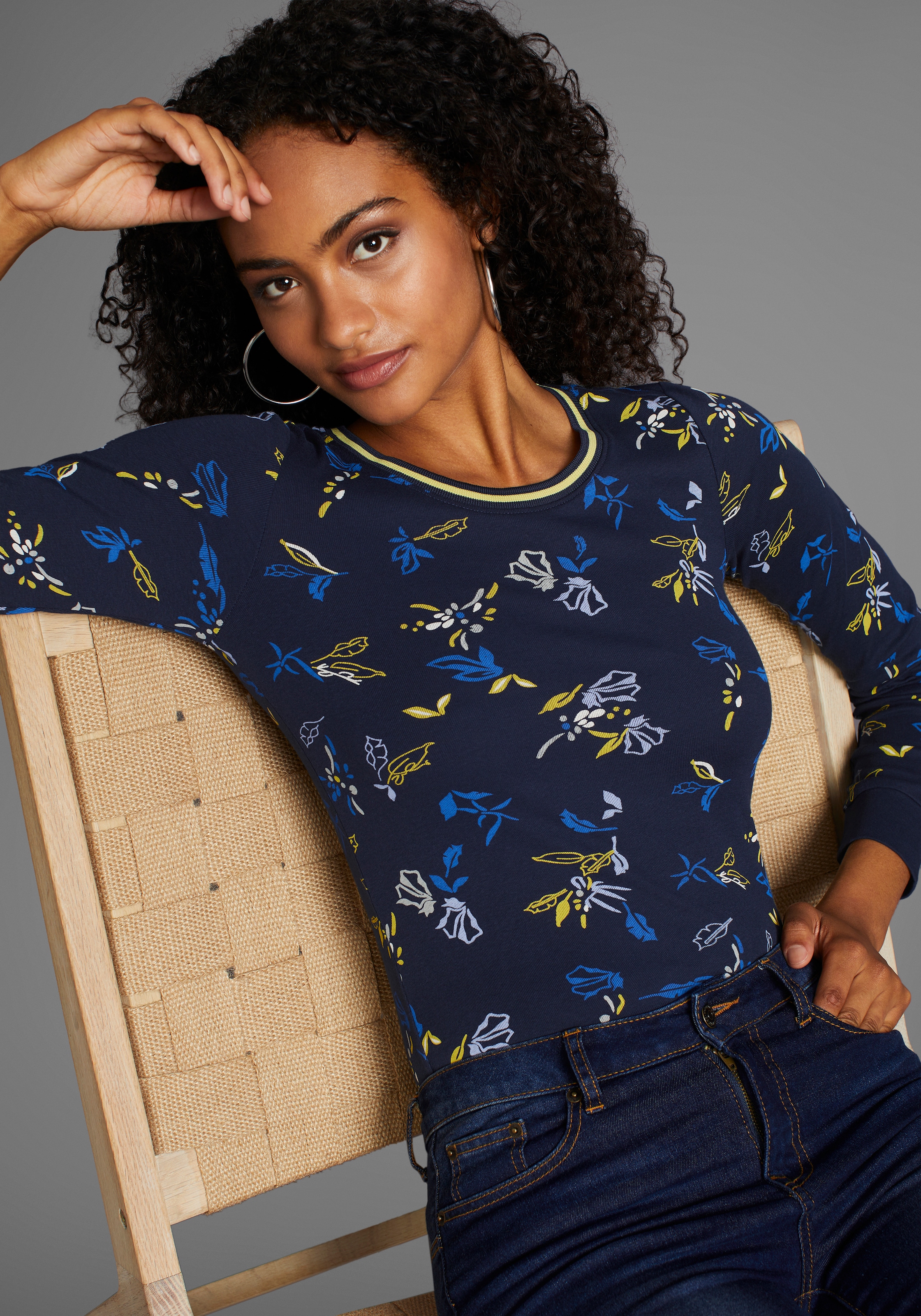 KangaROOS Langarmshirt, mit Allover-Print und Kontrastdetails