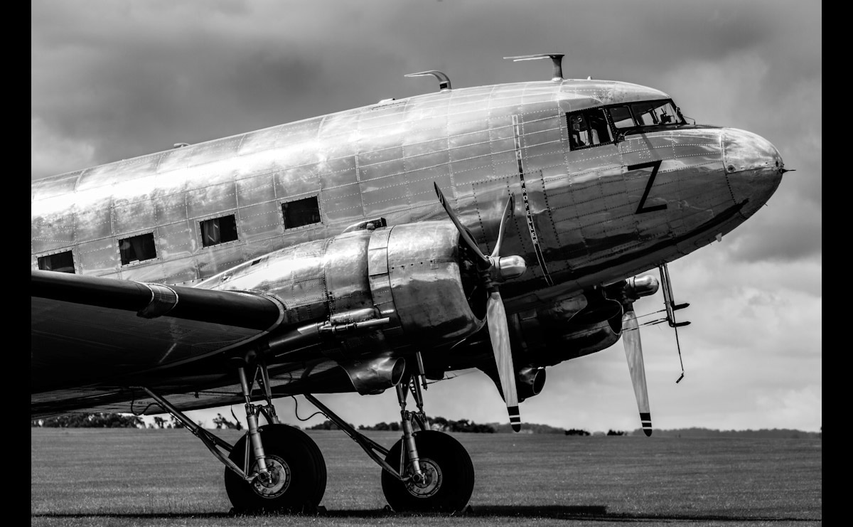 Papermoon Fototapete »Vintage Verkehrsflugzeug Schwarz & Weiss«