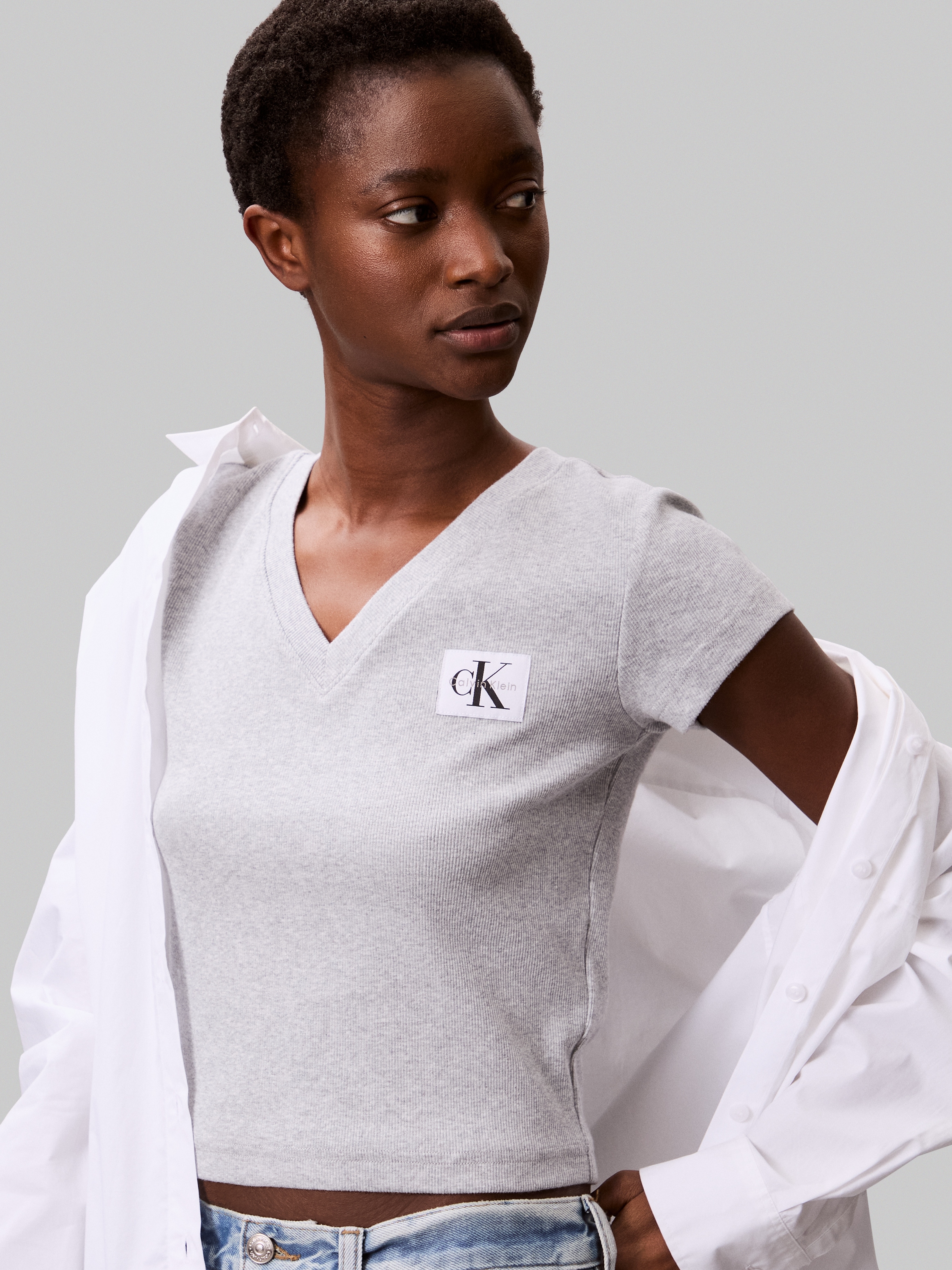 Calvin Klein Jeans T-Shirt »A- SS WOVEN LABEL RIB VNECK TEE« mit gewebtem Label
