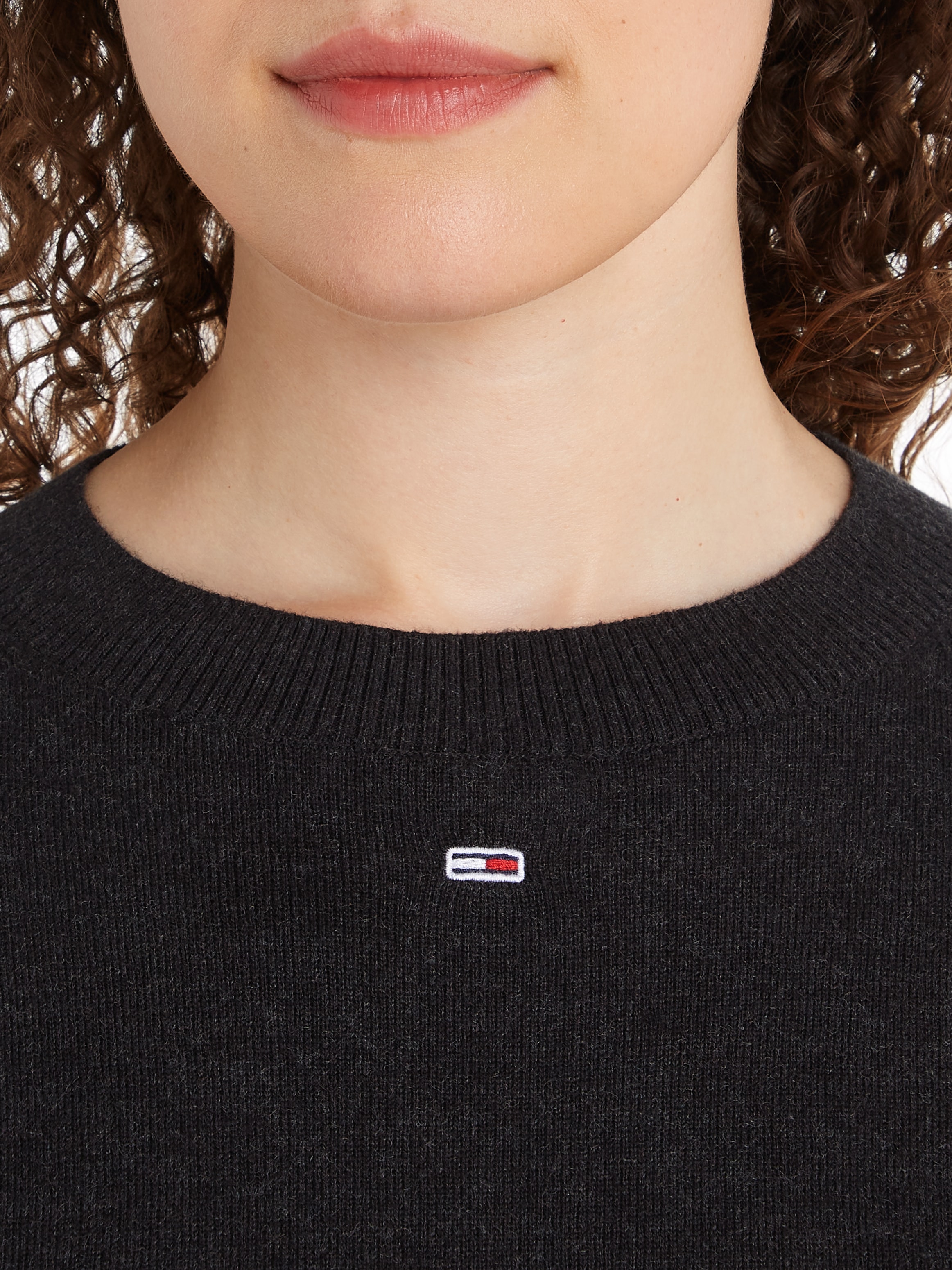 Tommy Jeans Strickpullover »TJW ESSENTIAL CREW NECK SWEATER«, mit Logostickerei