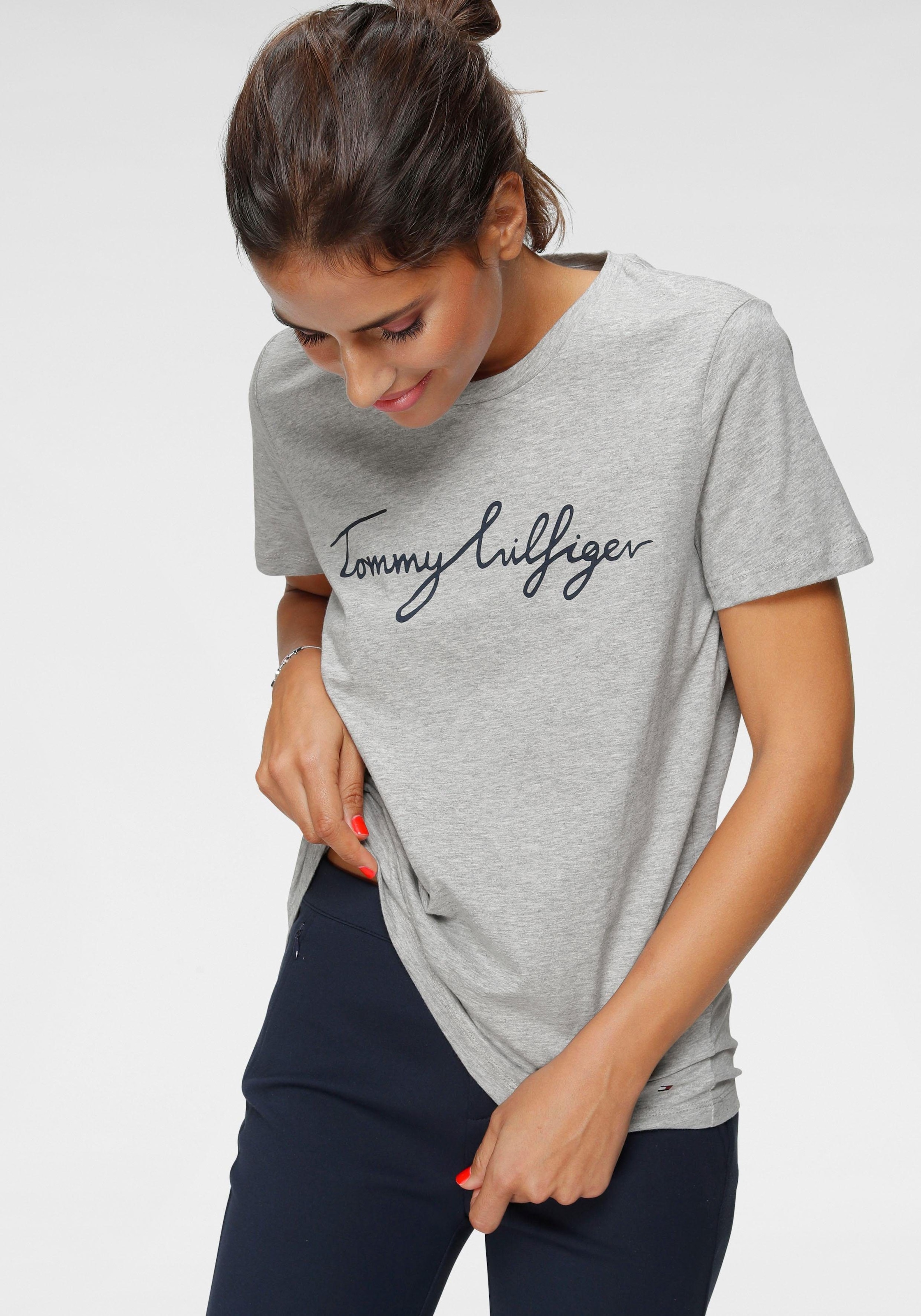 Tommy Hilfiger T-Shirt »HERITAGE CREW NECK GRAPHIC TEE«, mit Tommy Hilfiger Script Logo-Schriftzug & Logo-Flag am Saum