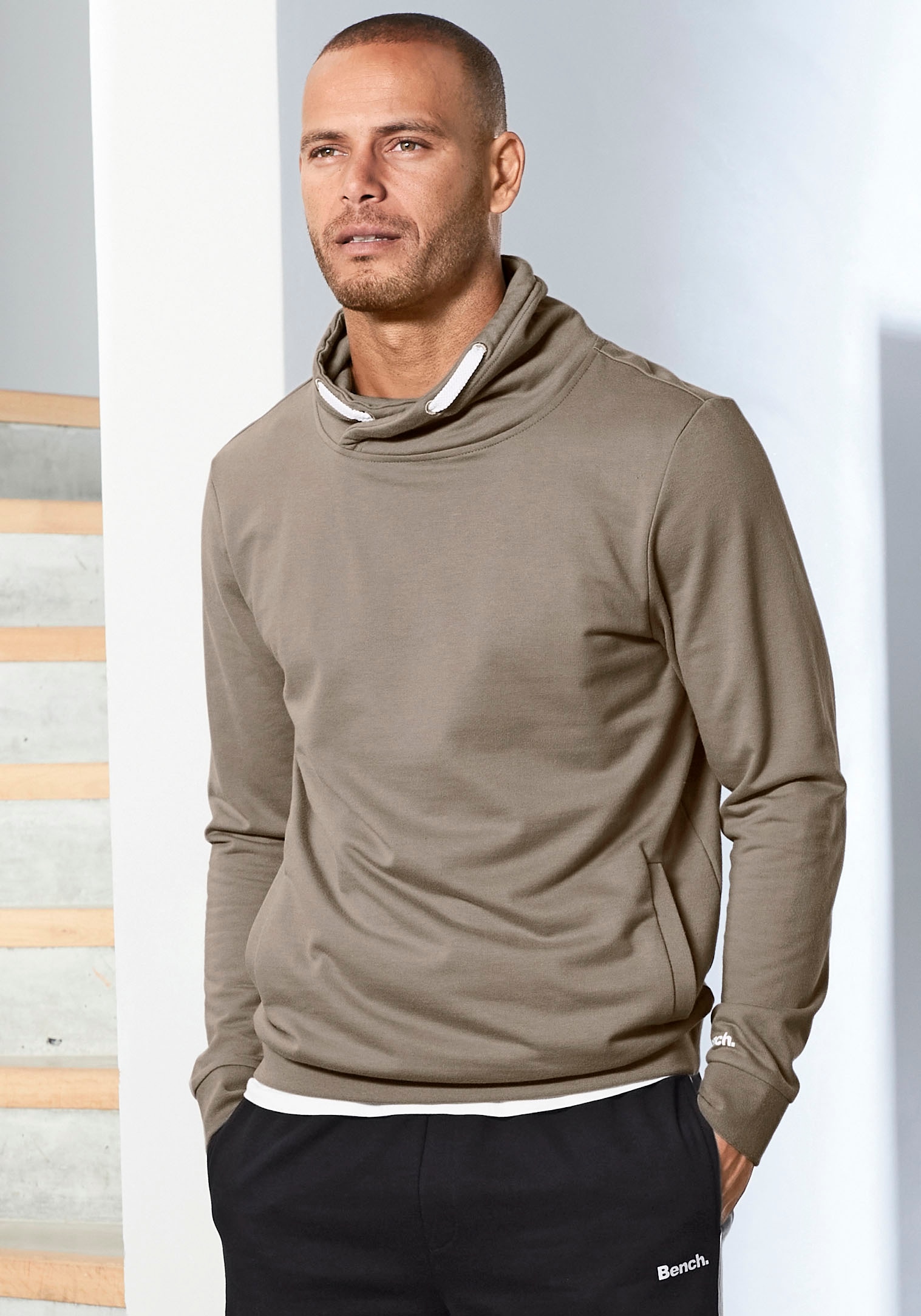 Bench. Loungewear Sweatshirt, mit grossem Stehkragen aus einer Baumwollmischung