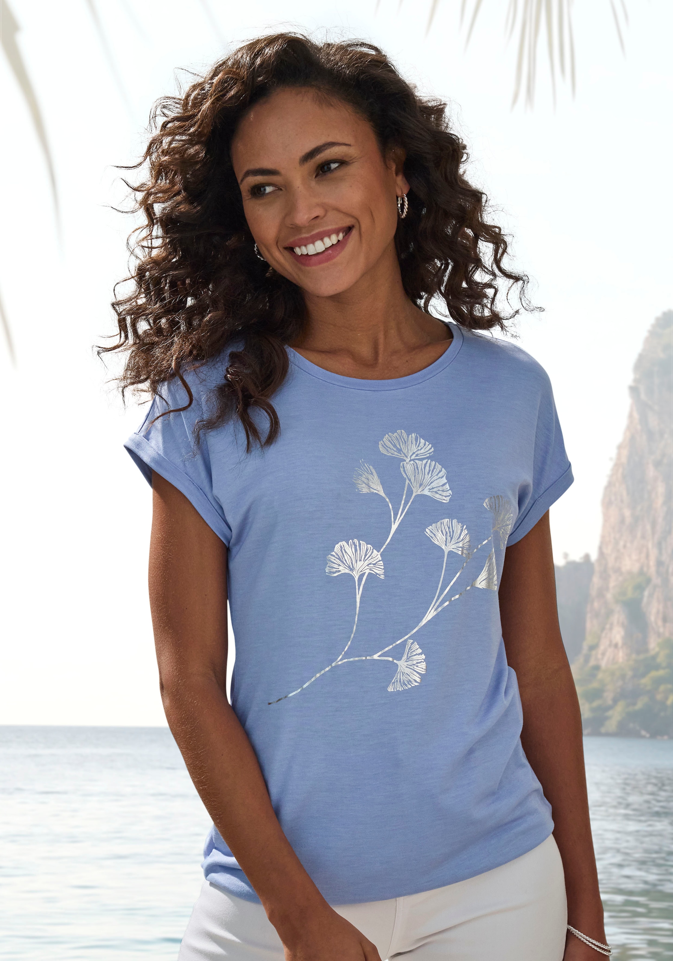 LASCANA Kurzarmshirt "mit schimmerndem Blumenprint" Sommershirt aus luftiger Viskose-Qualität