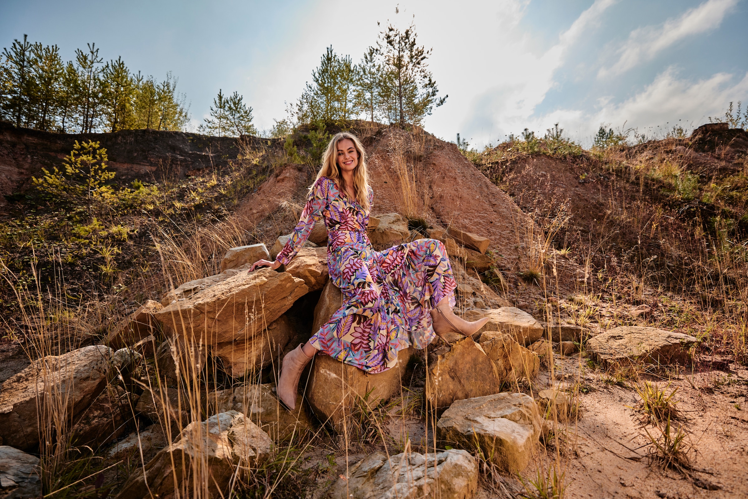 Aniston CASUAL Wickelkleid, mit farbenfrohen, grossflächigen Blättern bedruckt - NEUE KOLLEKTION