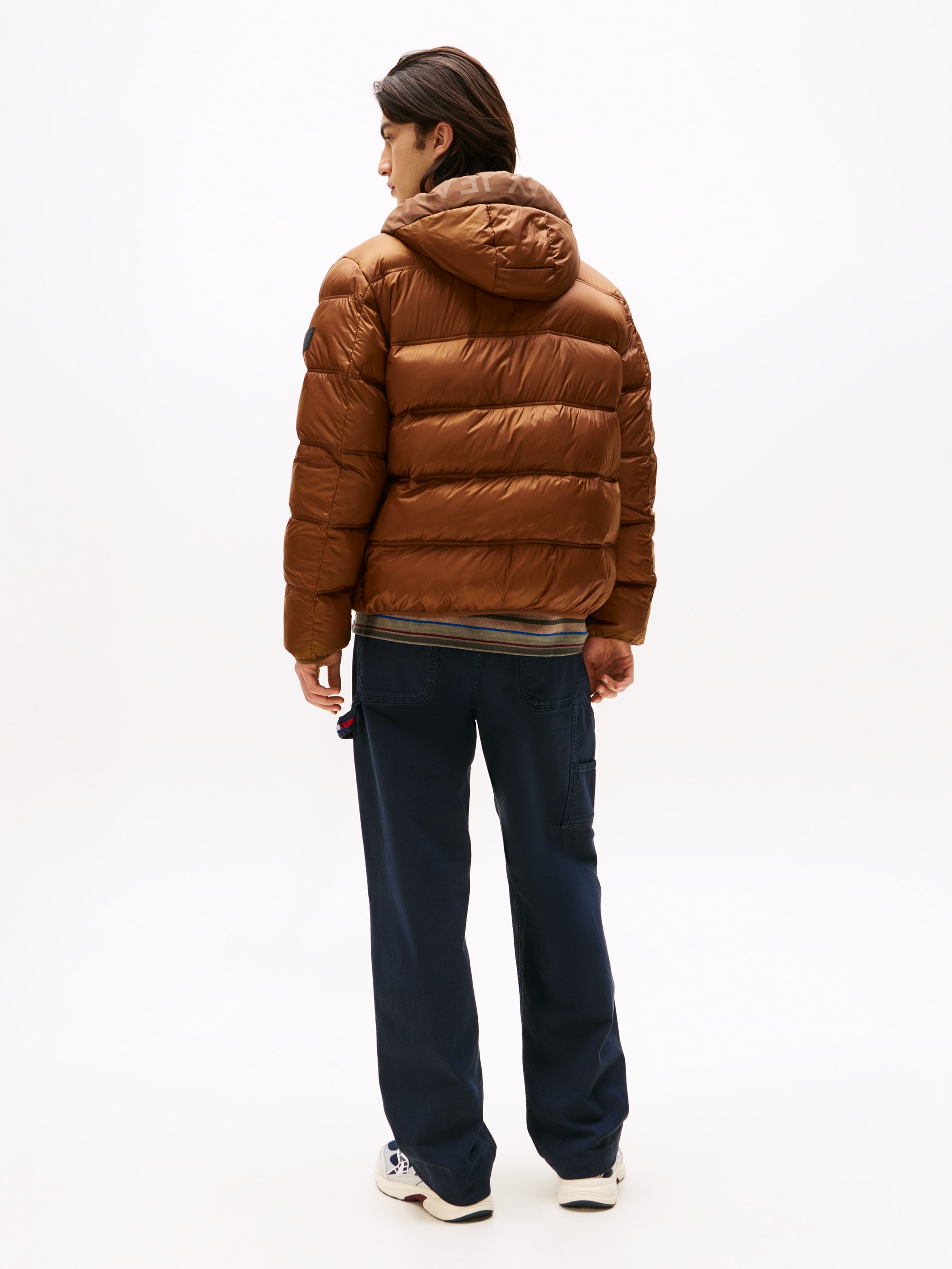 Tommy Jeans Steppjacke »HOODED LOGO PUFFER«, mit Kapuze, Übergangsjacke Regular fit mit Rundhalsausschnitt