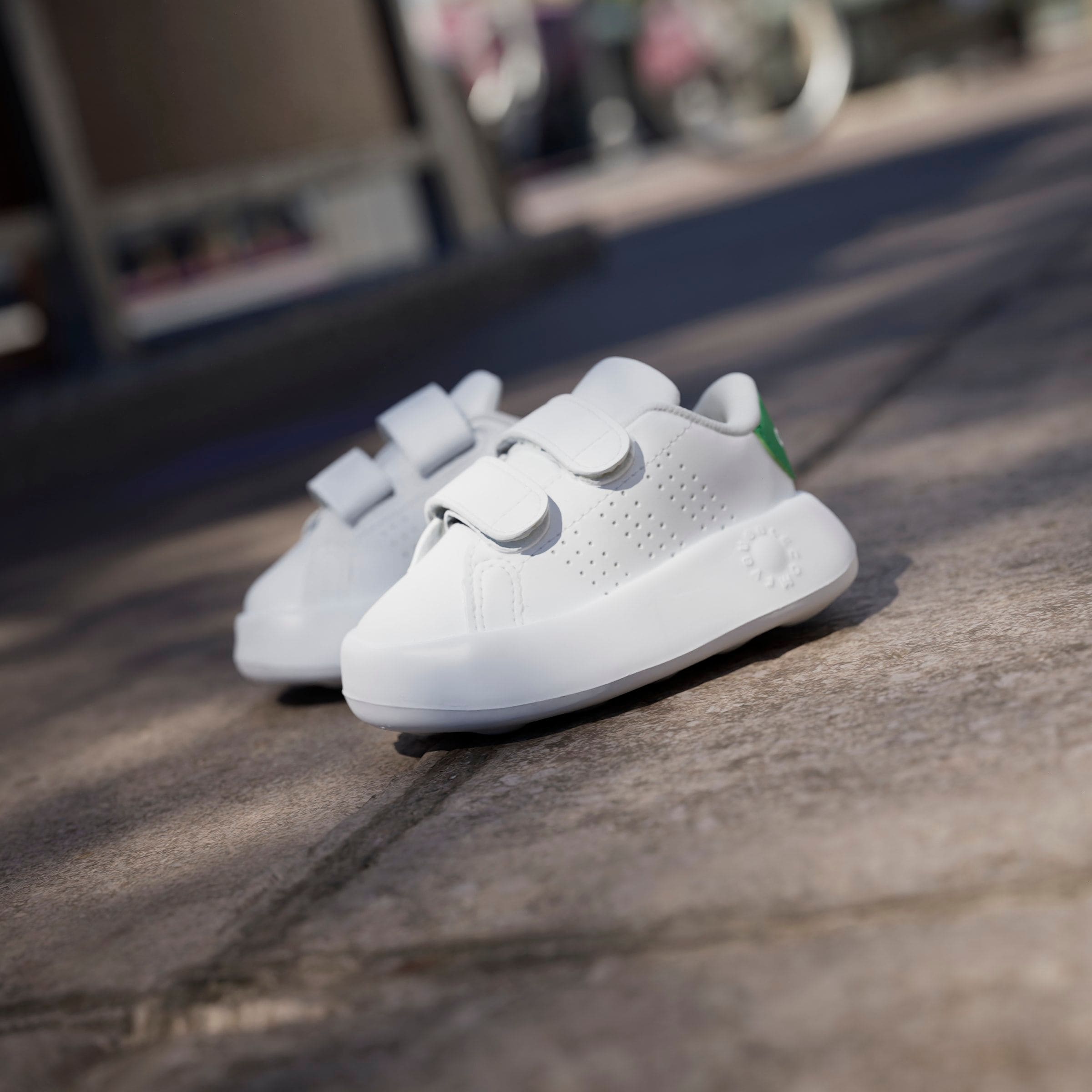 adidas Sportswear Klettschuh »ADVANTAGE KIDS«, Design auf den Spuren des adidas Stan Smith, für Kinder