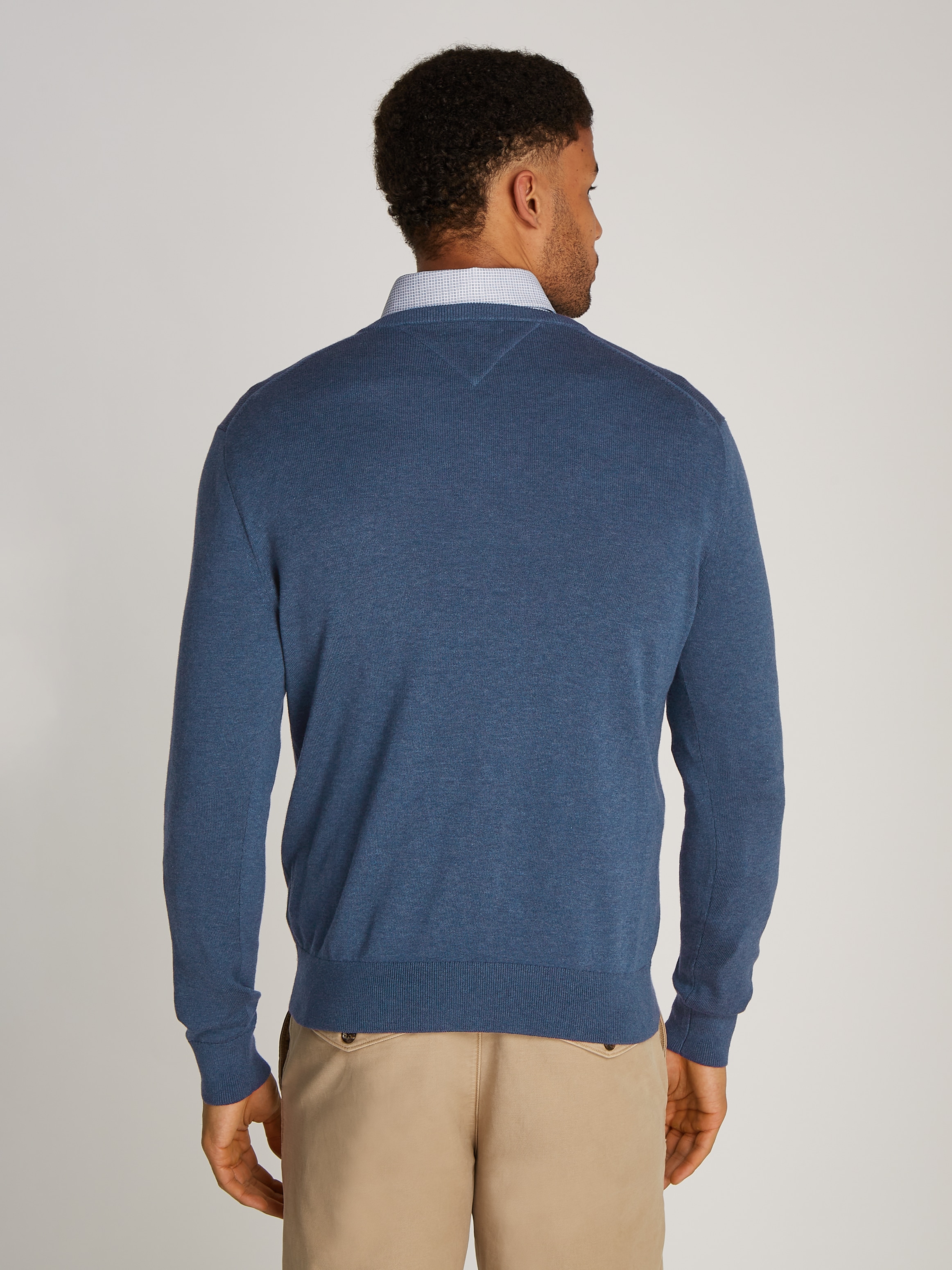 Tommy Hilfiger Strickpullover »ESSENTIAL COTTON V NECK mit V-Ausschnitt und Stickerei«, unifarben, casual, regular fit, Baumwolle, V-Ausschnitt