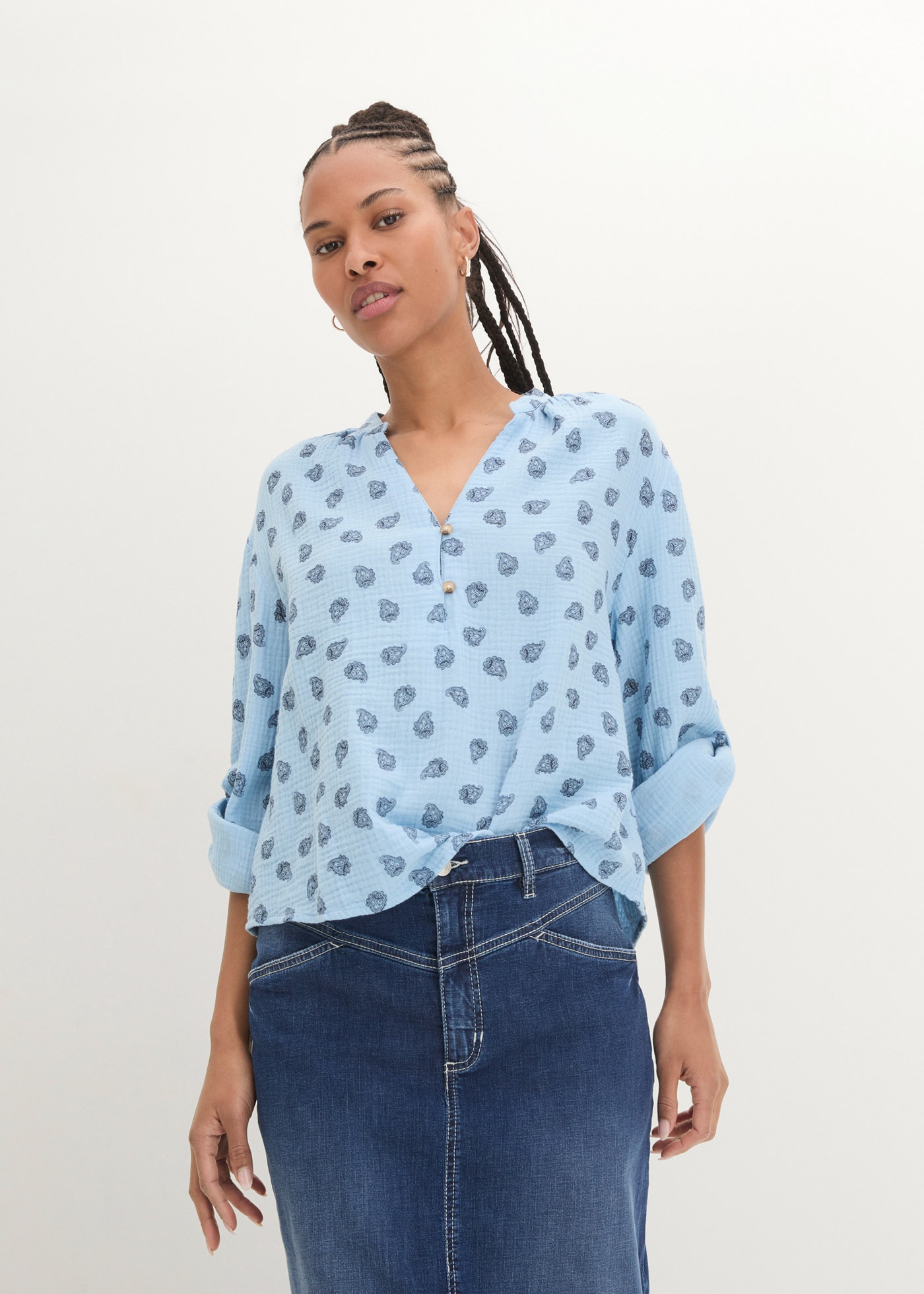 bonprix Langarmbluse »Oversize-Bluse aus luftigem Musselin« mit All-Over Print, V-Ausschnitt und Zierknöpfen aus Musselin