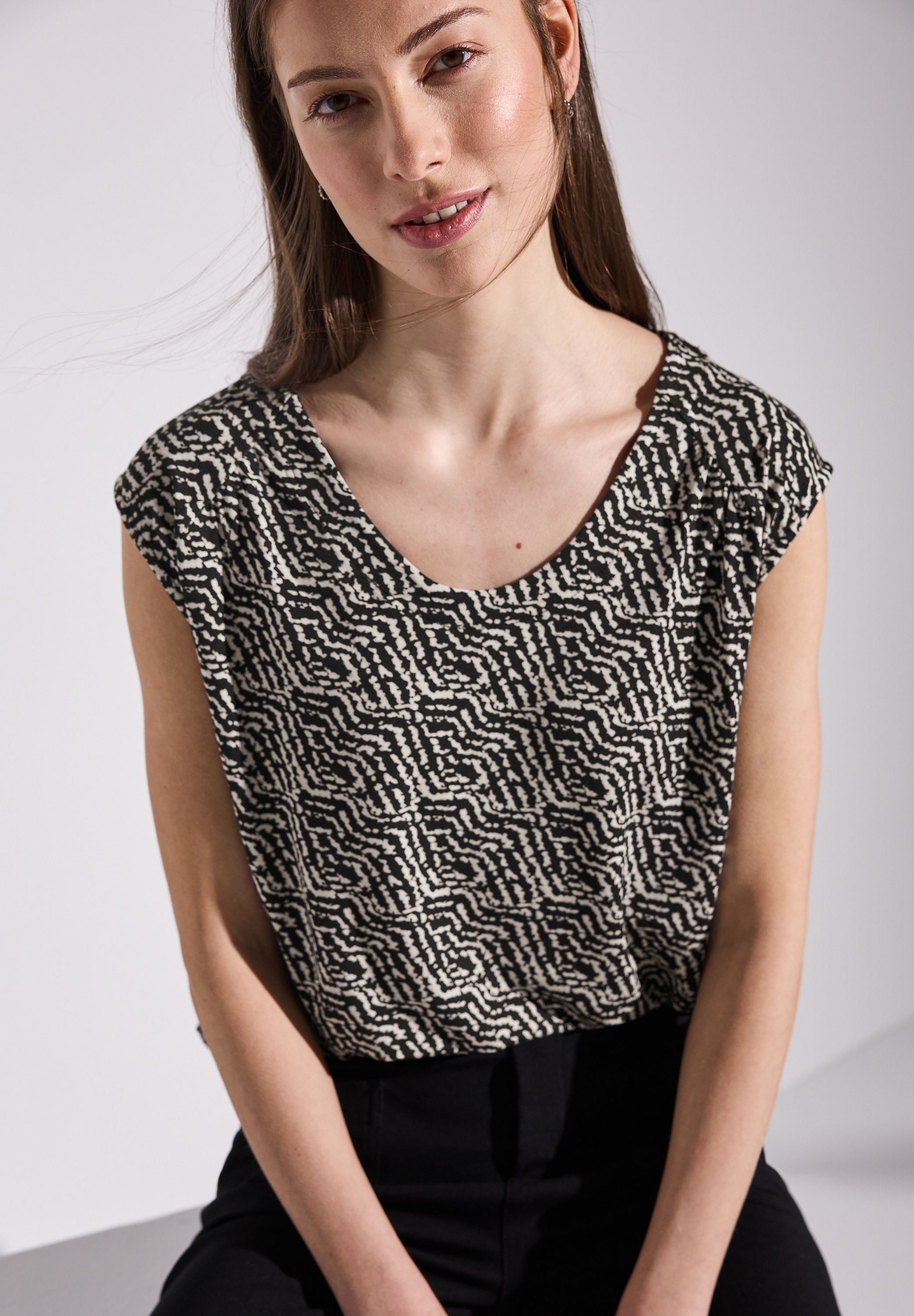 STREET ONE Shirttop, mit grafischem Muster und V-Ausschnitt