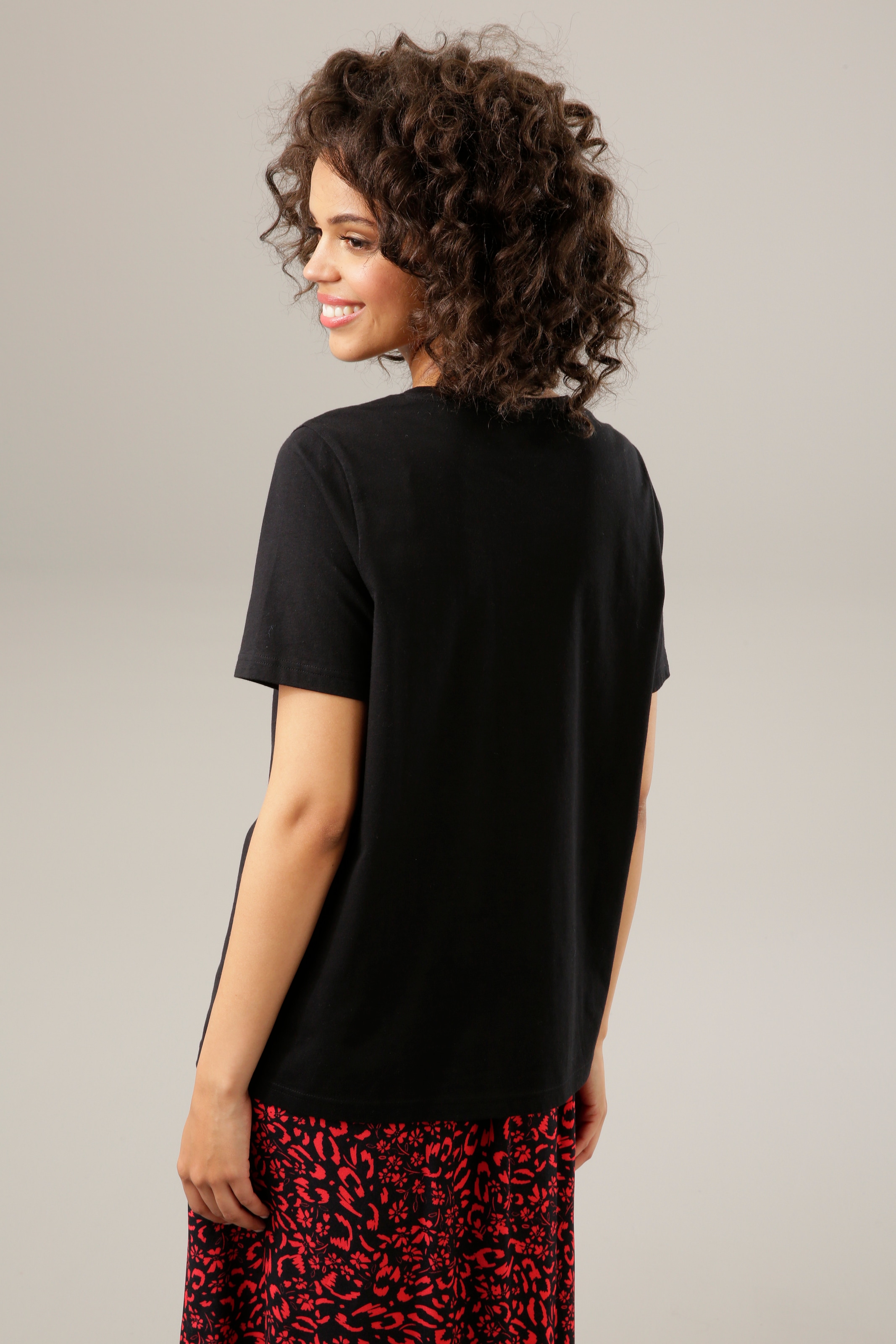aus und Stickerei online T-Shirt, Jelmoli-Versand CASUAL | shoppen Kordel Aniston kunstvollem Kopf mit