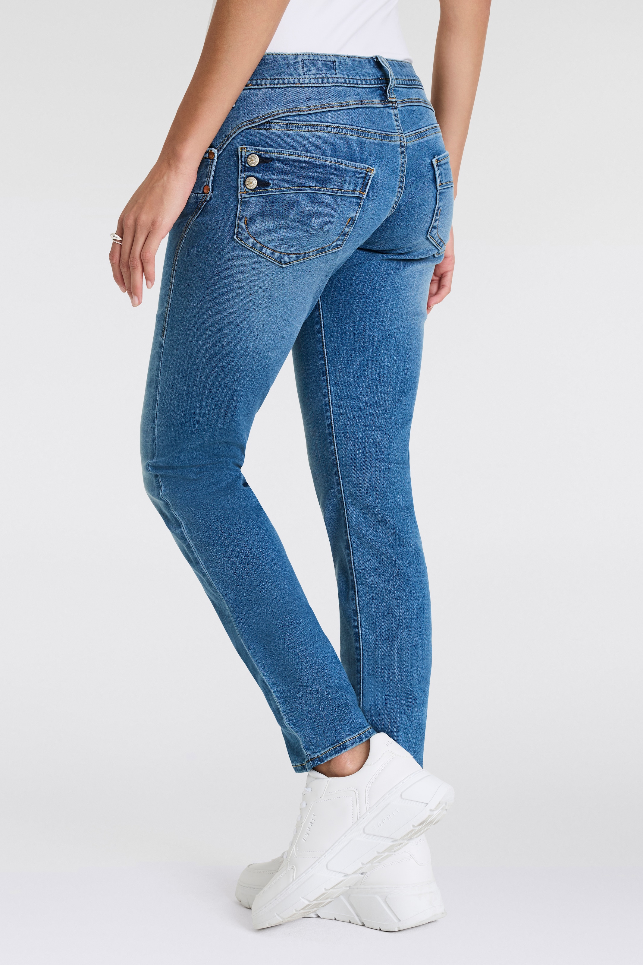 Herrlicher Slim-fit-Jeans »Piper Slim Organic Denim«, mit Logoknöpfen an den Gesässtaschen