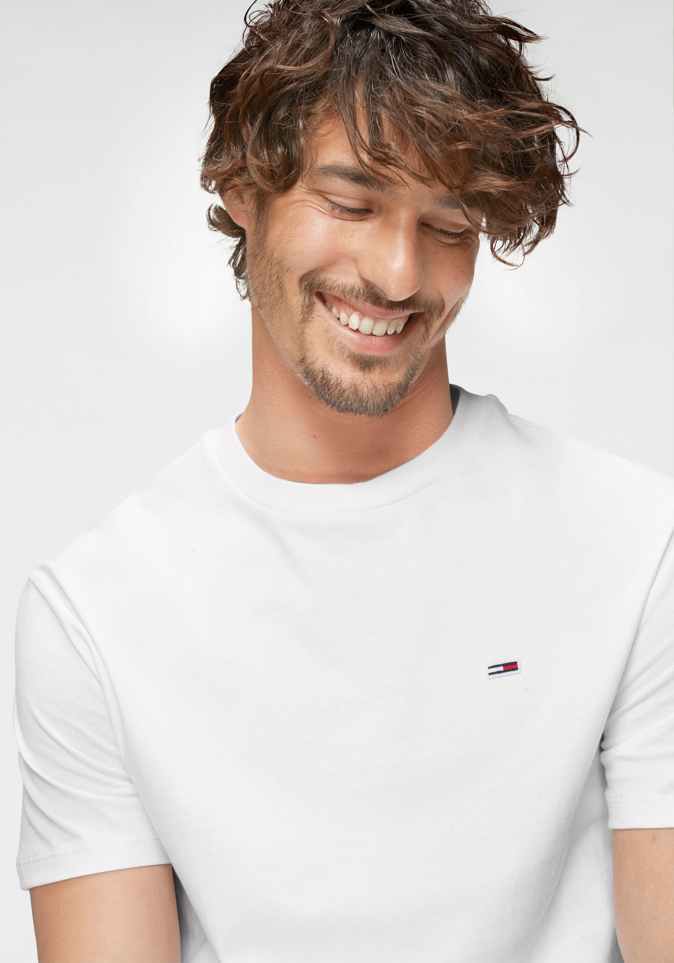 Tommy Jeans T-Shirt »TJM CLASSIC JERSEY C NECK«, mit Logostickerei