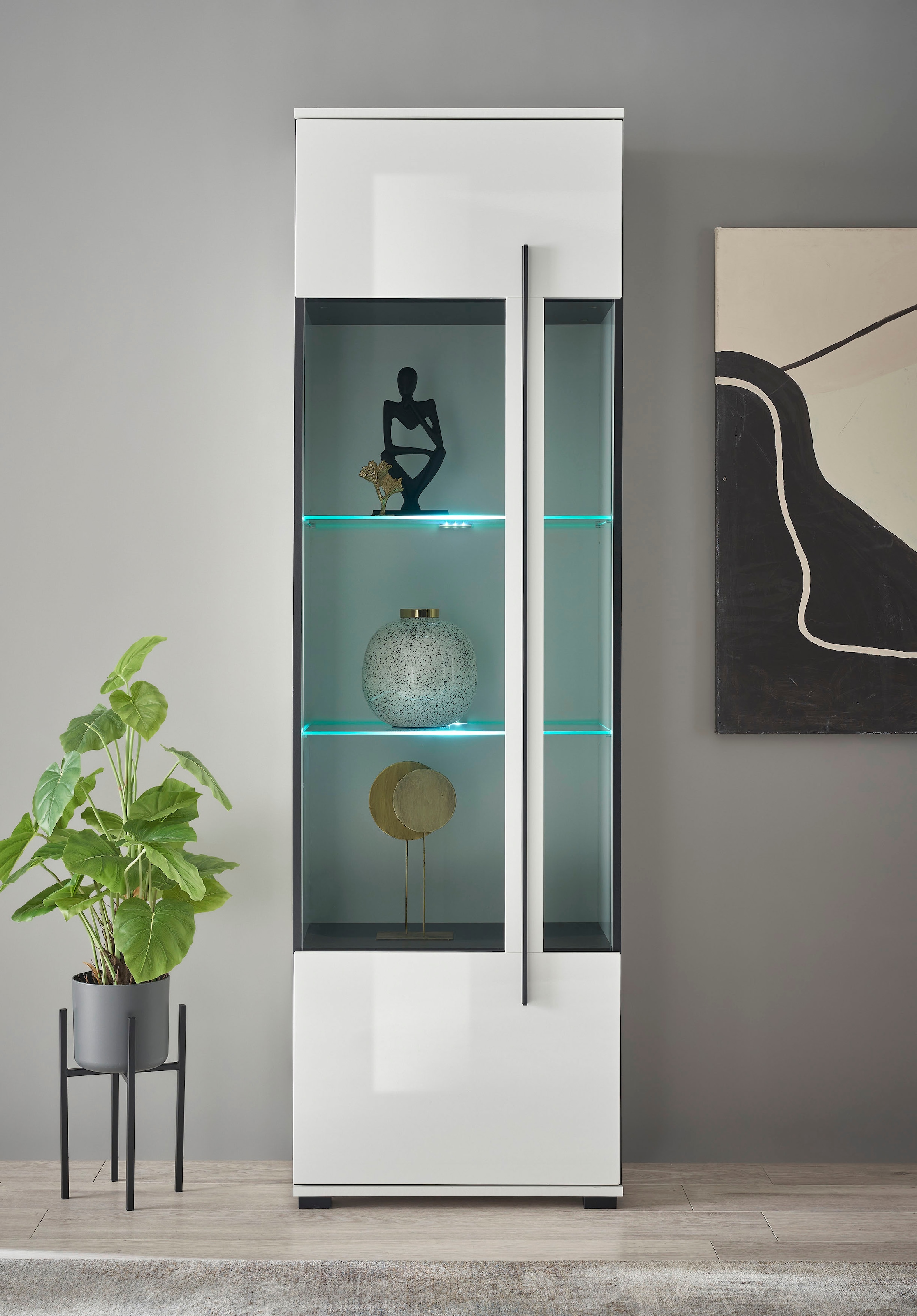 INOSIGN Vitrine »Cantara, Vitrinenschrank in Eiche Evoke oder weiss, Standvitrine«, schwarzer Stangengriff, ausreichend Stauraum, vielseitig einsetzbar