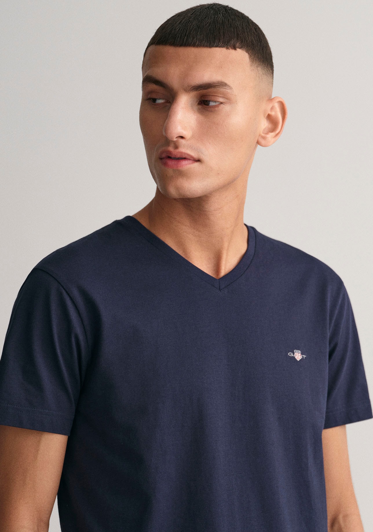 Gant T-Shirt der | mit Jelmoli-Versand online auf Brust »SLIM kaufen V-NECK kleinen Logostickerei einer T-SHIRT«, SHIELD