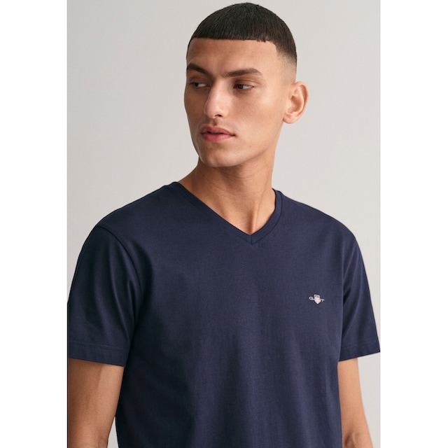 Gant T-Shirt »SLIM SHIELD V-NECK T-SHIRT«, mit einer kleinen Logostickerei  auf der Brust online kaufen | Jelmoli-Versand