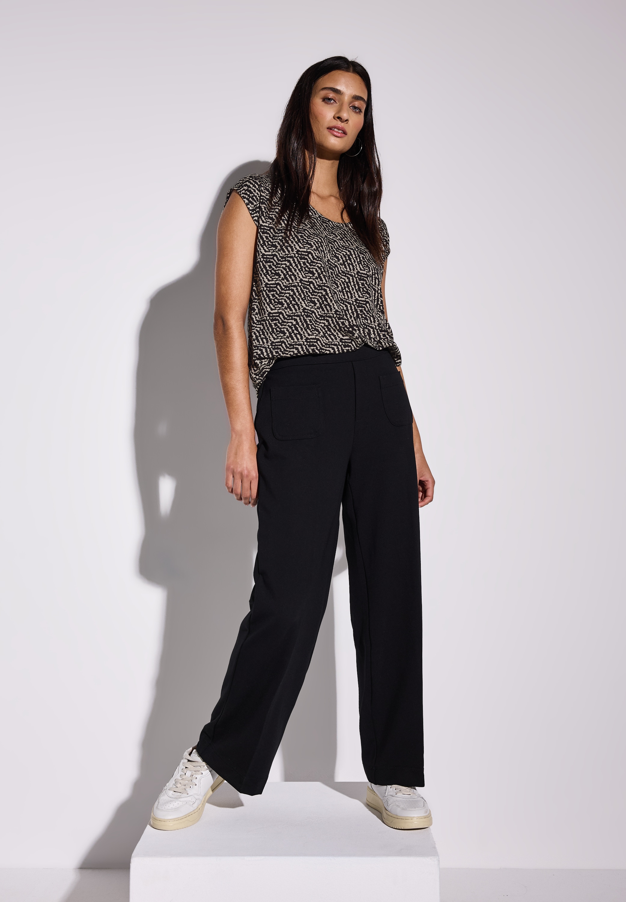 STREET ONE Shirttop, mit grafischem Muster und V-Ausschnitt