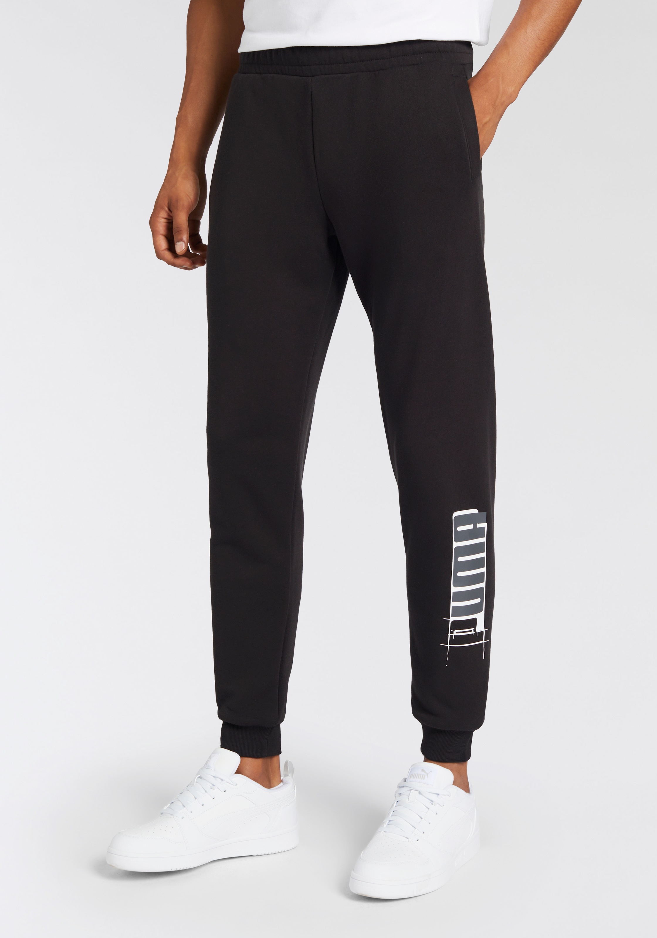 PUMA Trainingshose »ESS+ LOGO LAB SWEATPANTS TR CL« sportlicher Stil mit Print-Applikationen, für Sport und Freizeit
