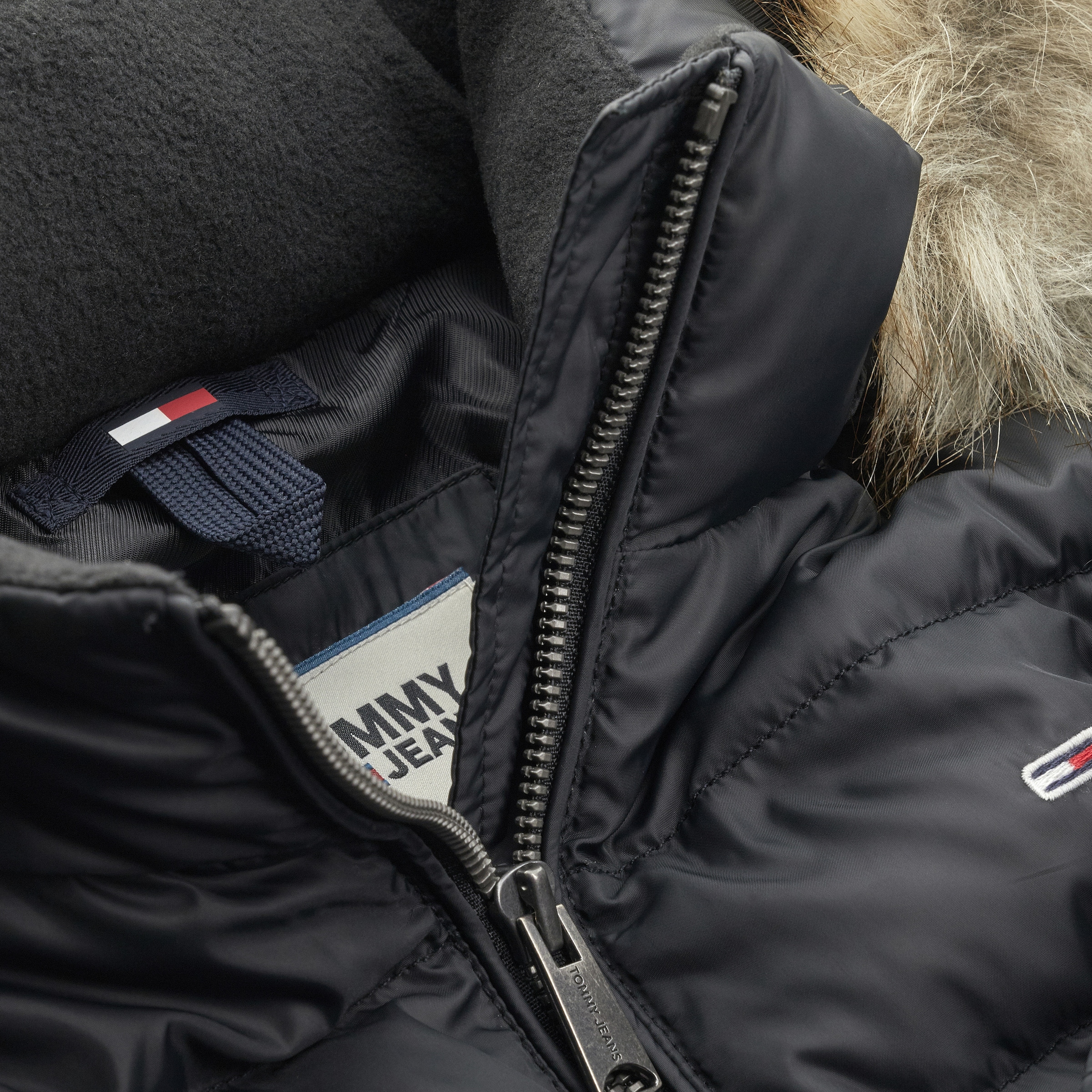 Tommy Jeans Daunenjacke »BASIC HOODED DOWN JACKET«, mit Kapuze, mit Fellimitat an der Kapuze & Tommy Jeans Logo-Flag