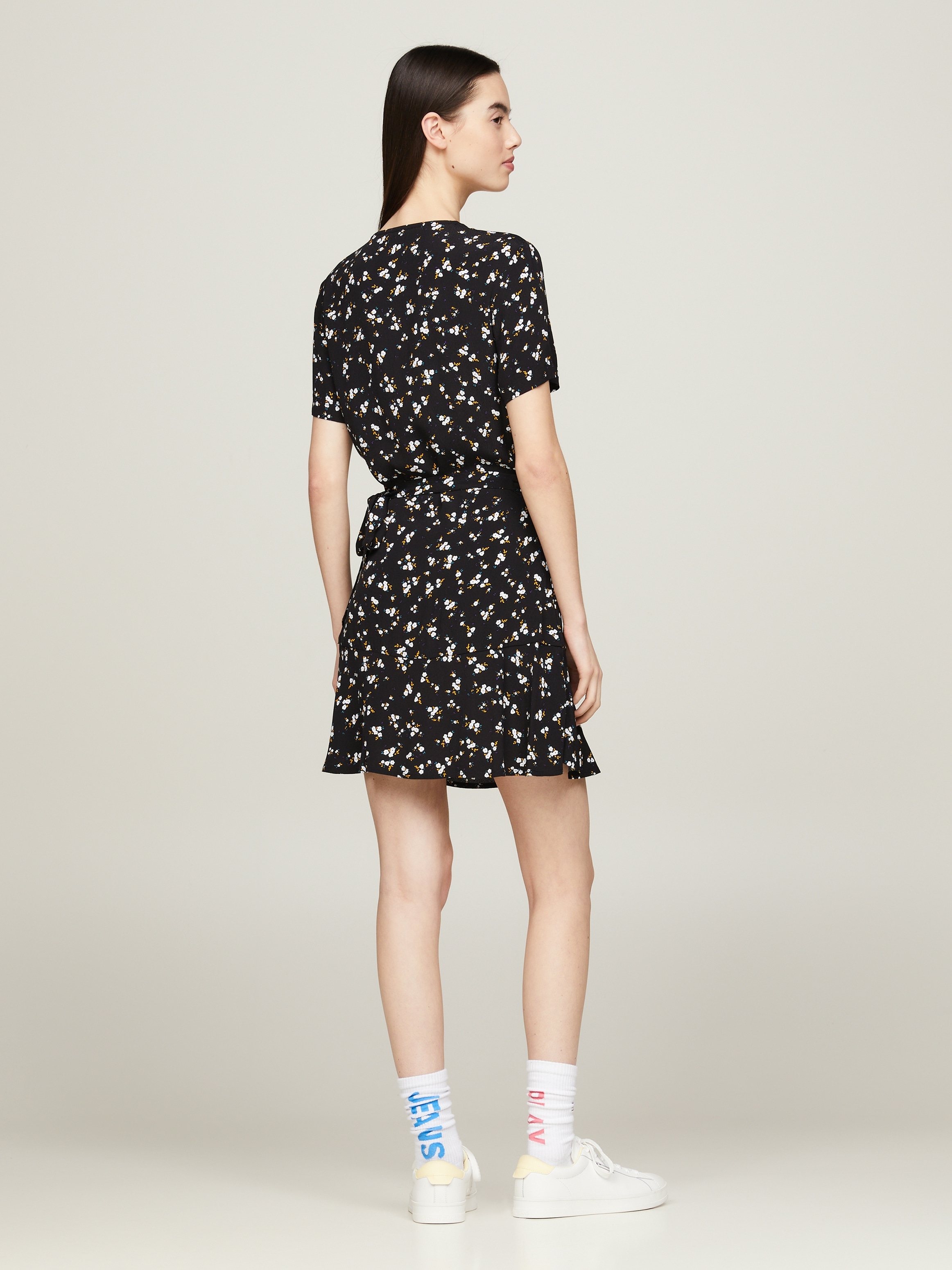 Tommy Jeans Wickelkleid »TJW FLORAL RUFFLE WRAP DRESS«, mit V-Ausschnitt