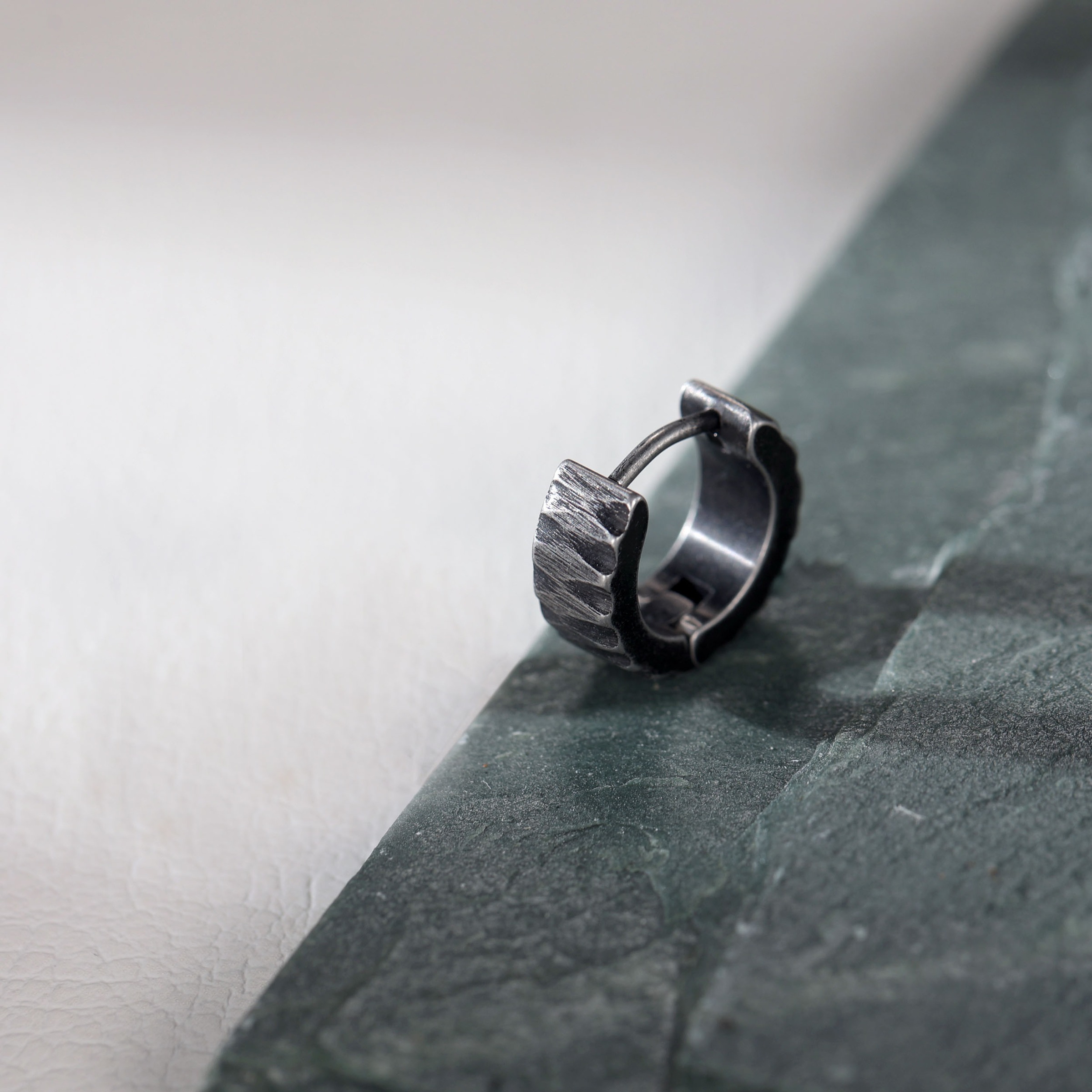 Firetti Single-Creole "Schmuck Geschenk Edelstahl Ohrschmuck Ohrring Crag Fels"