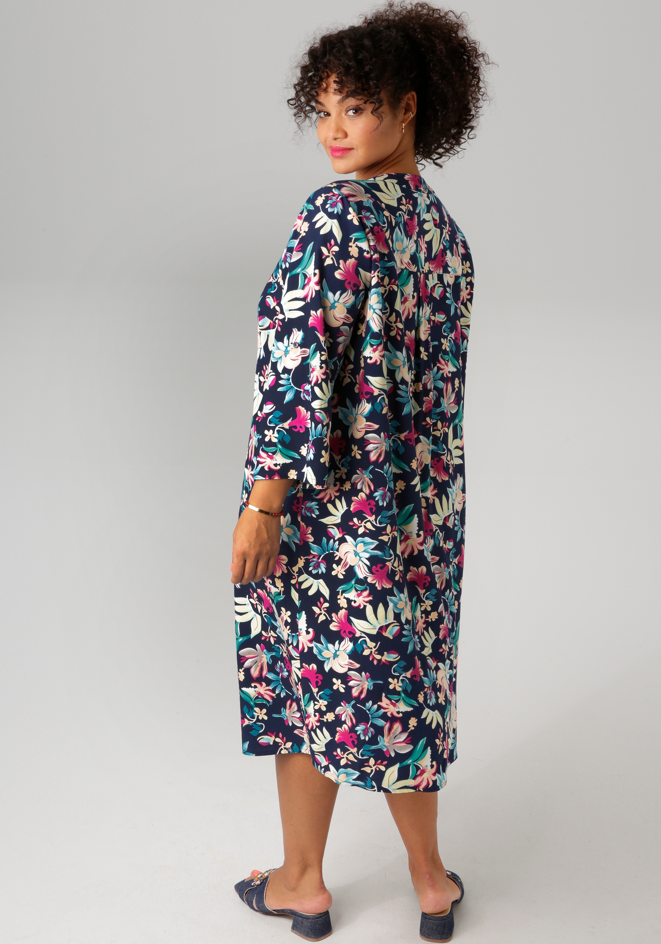 Aniston PLUS Sommerkleid, mit farbharmonischem, Blüten Druck
