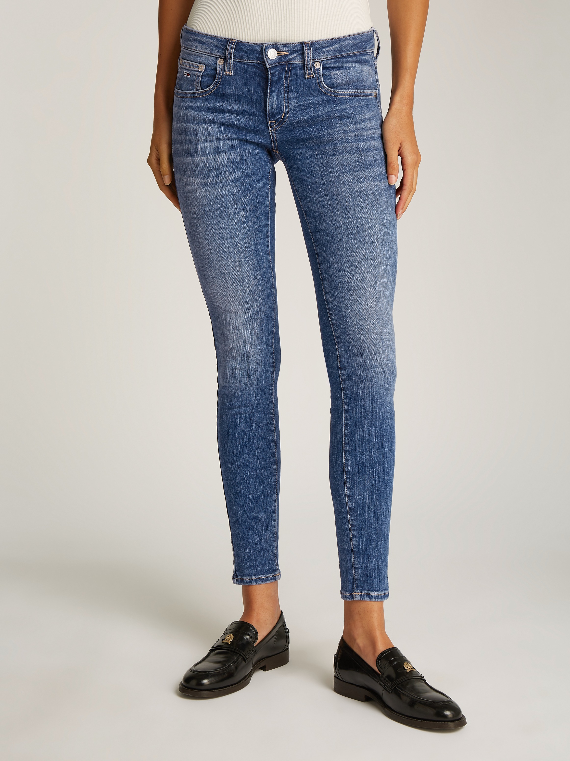 Tommy Jeans Skinny-fit-Jeans »SOPHIE LW SKN« mit Logo-Badge, in Knöchellänge